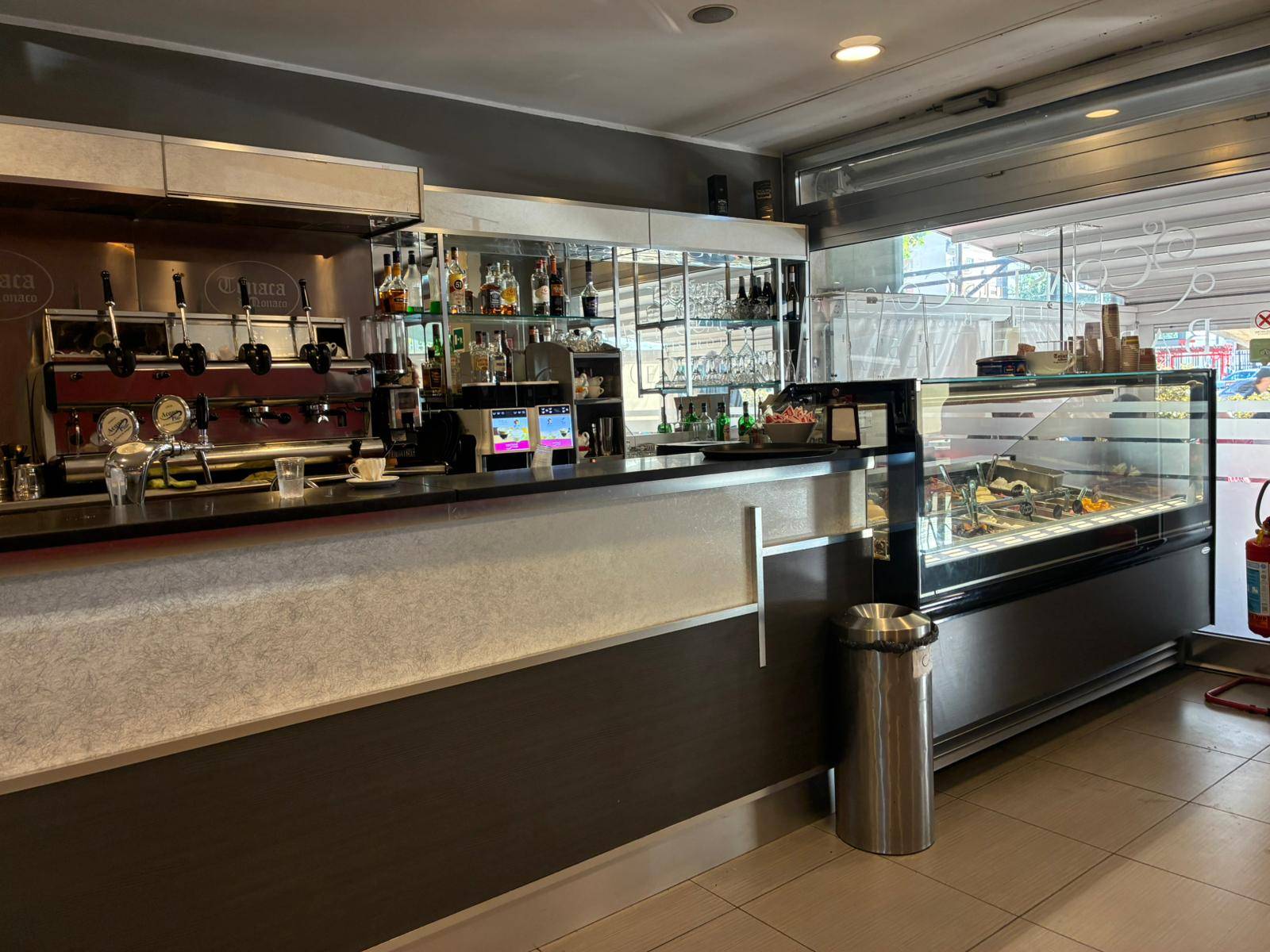 Locale commerciale in affitto a Palermo, Libert