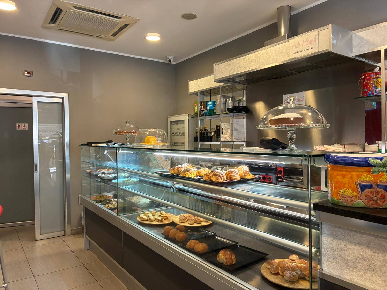 Locale commerciale in affitto a Palermo, Libert
