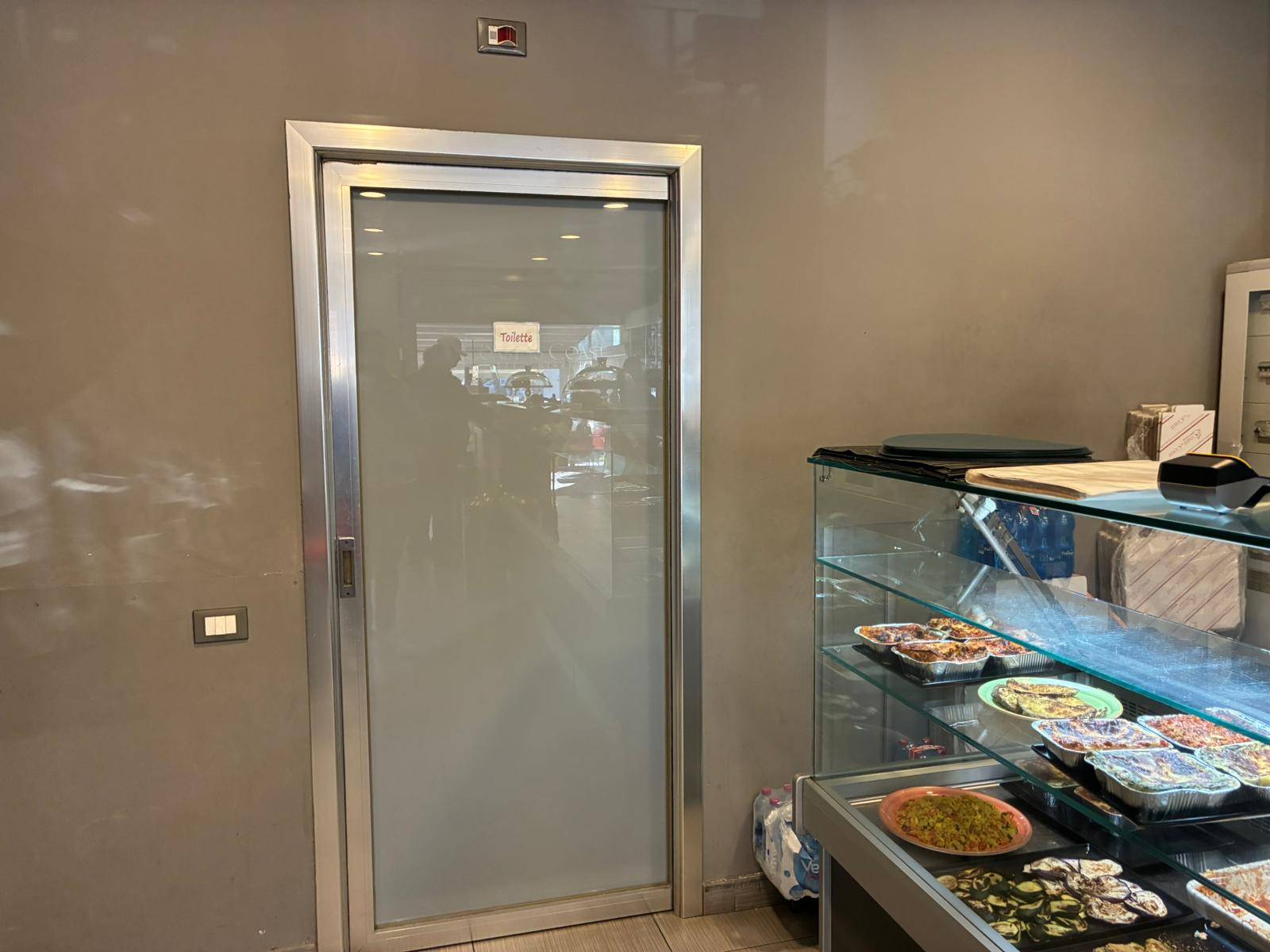Locale commerciale in affitto a Palermo, Libert