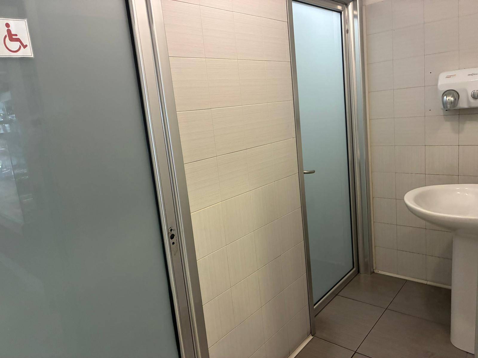 Locale commerciale in affitto a Palermo, Libert