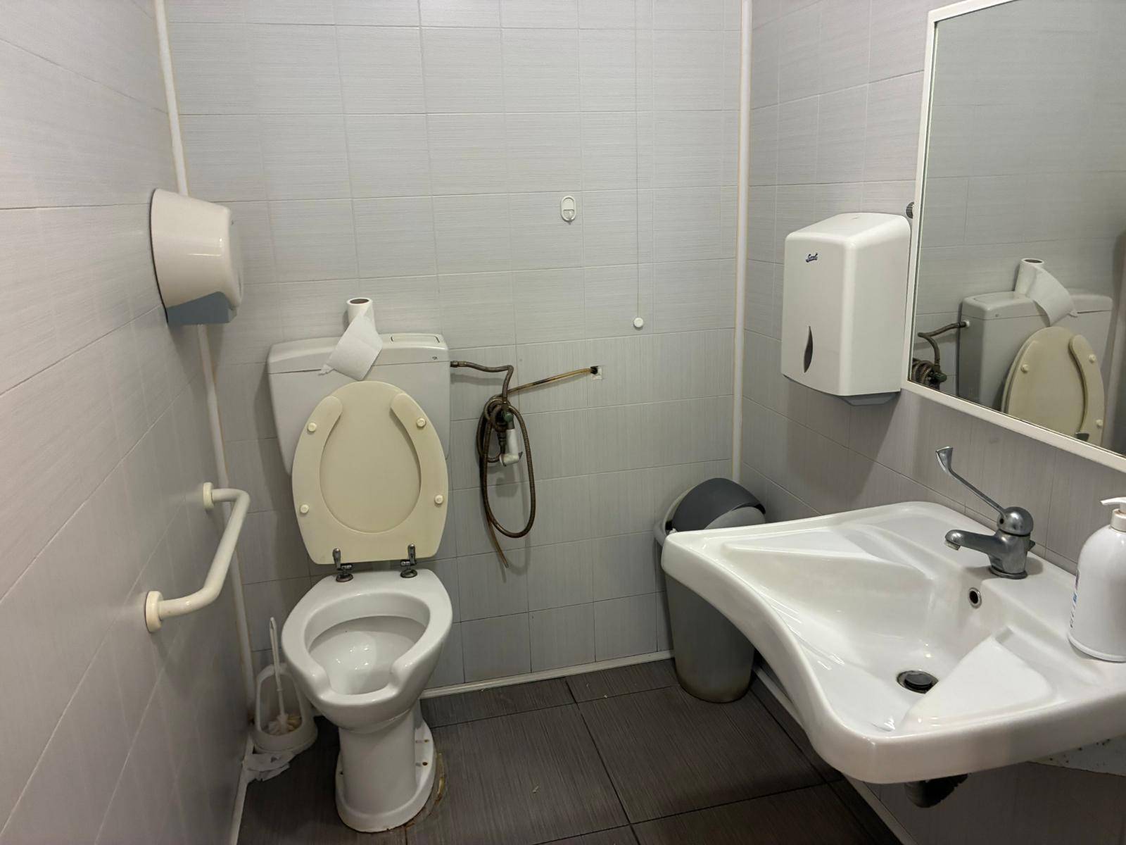 Locale commerciale in affitto a Palermo, Libert