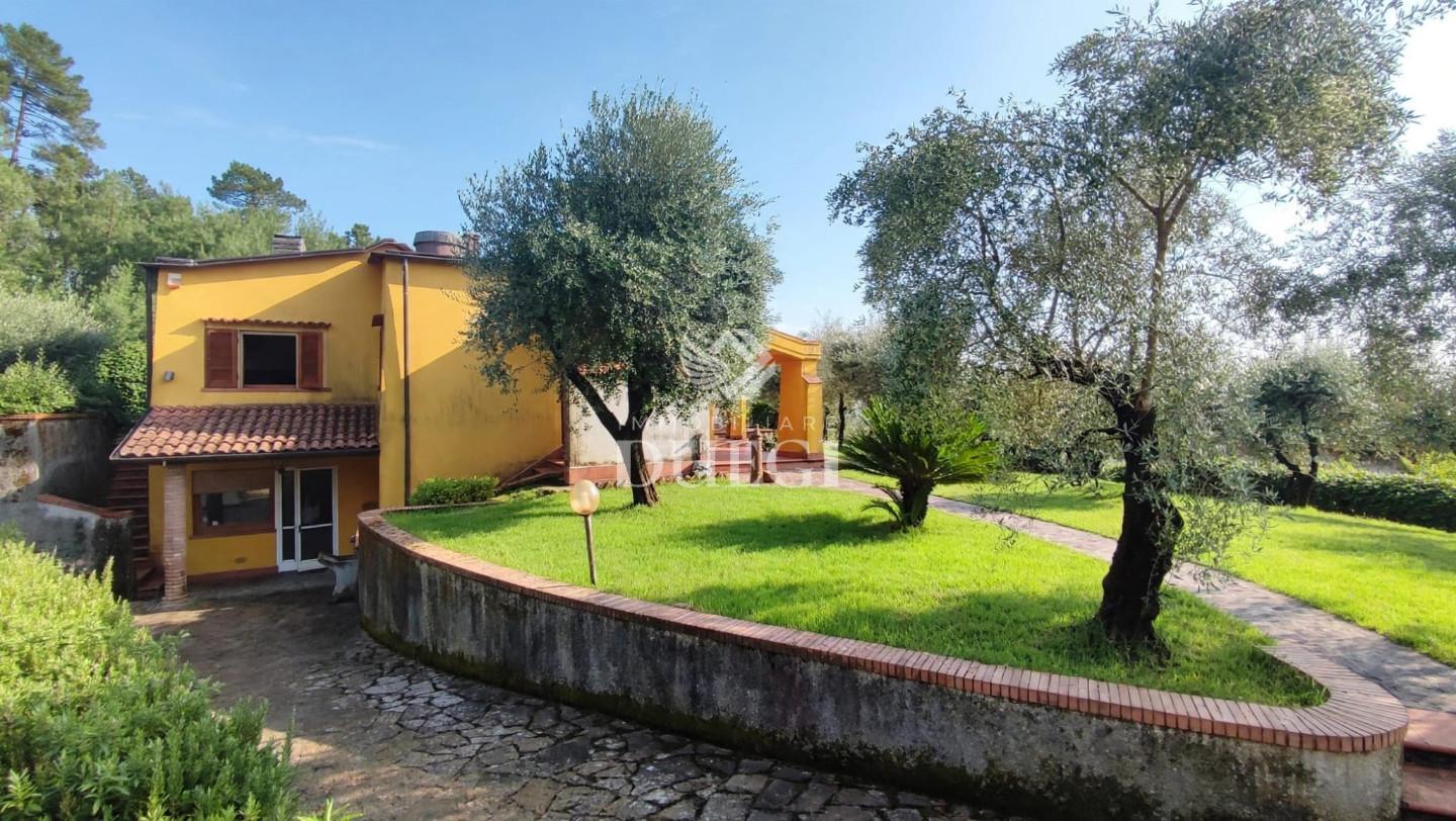 Villa con giardino a Montecarlo