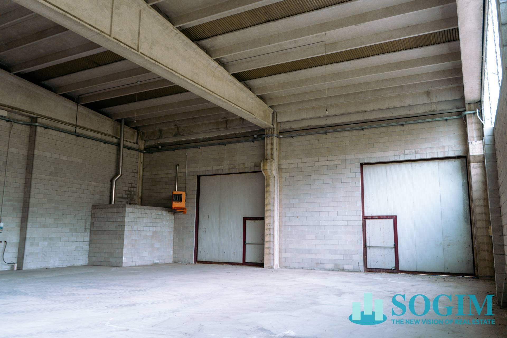 Capannone in vendita a Locate Varesino