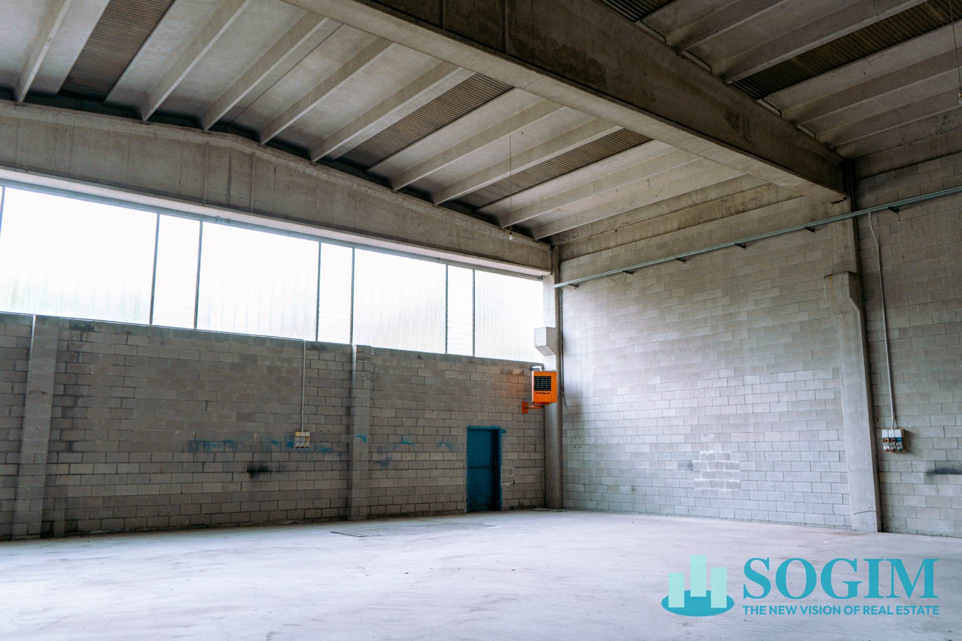 Capannone in vendita a Locate Varesino