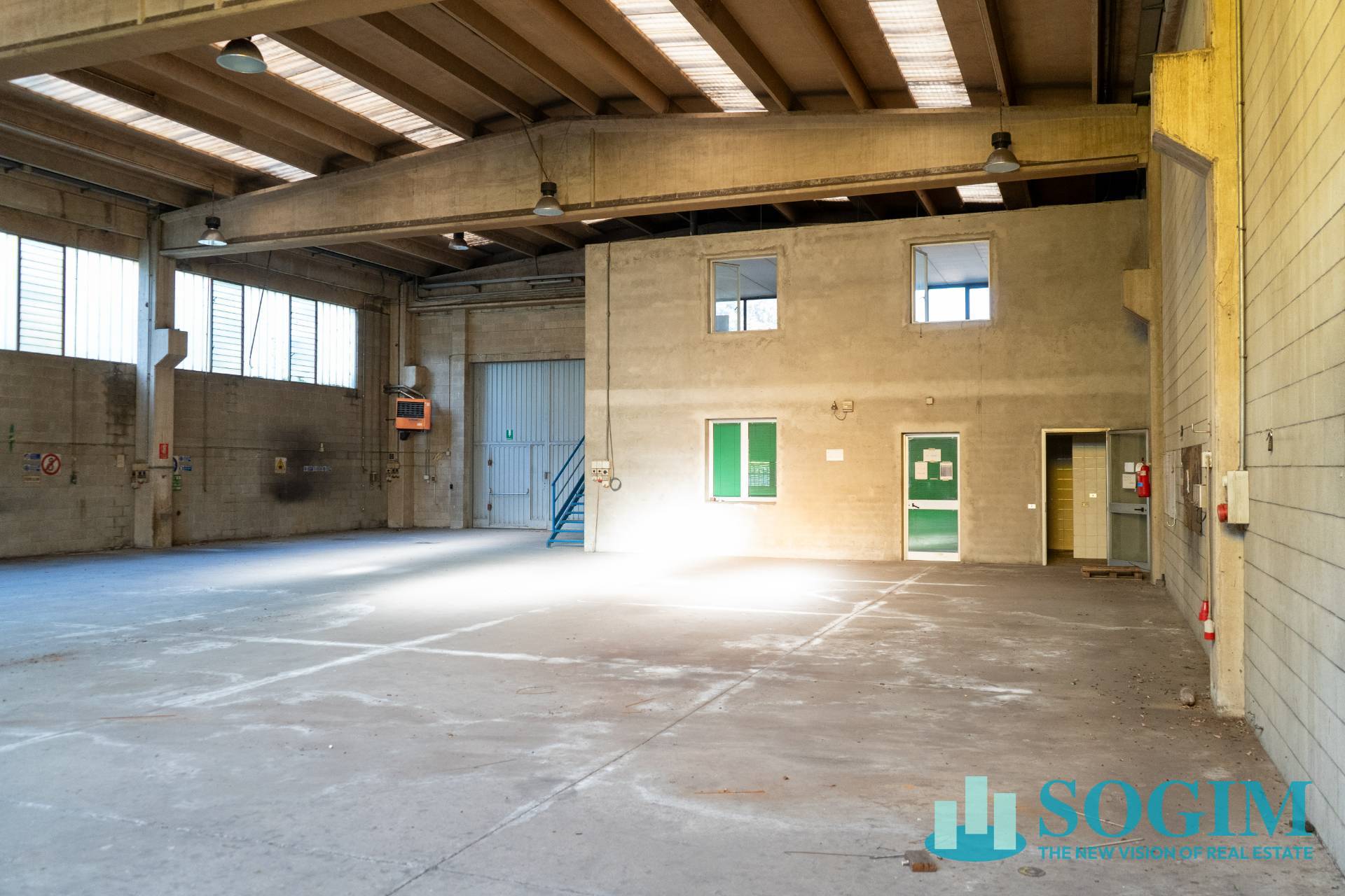 Capannone in vendita a Locate Varesino