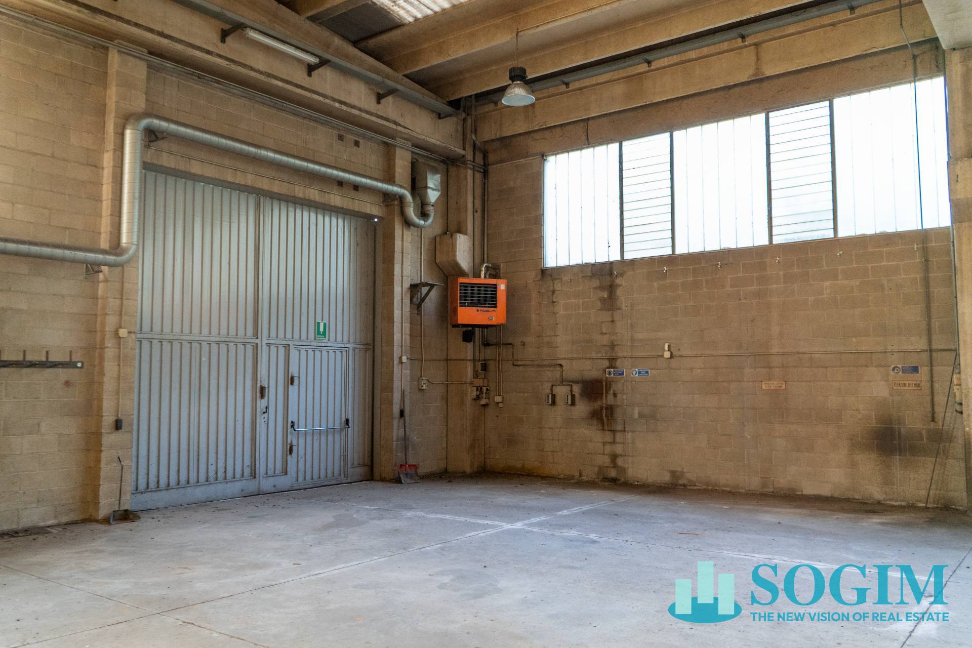 Capannone in vendita a Locate Varesino