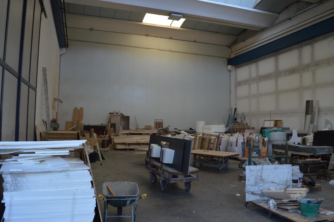 Capannone in vendita a Carugo