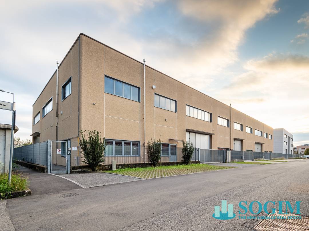 Capannone in vendita a Albavilla