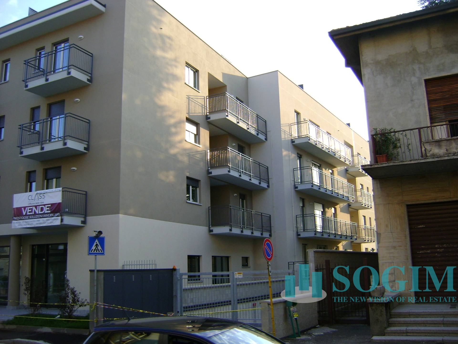 Immobile commerciale in vendita a Carugo