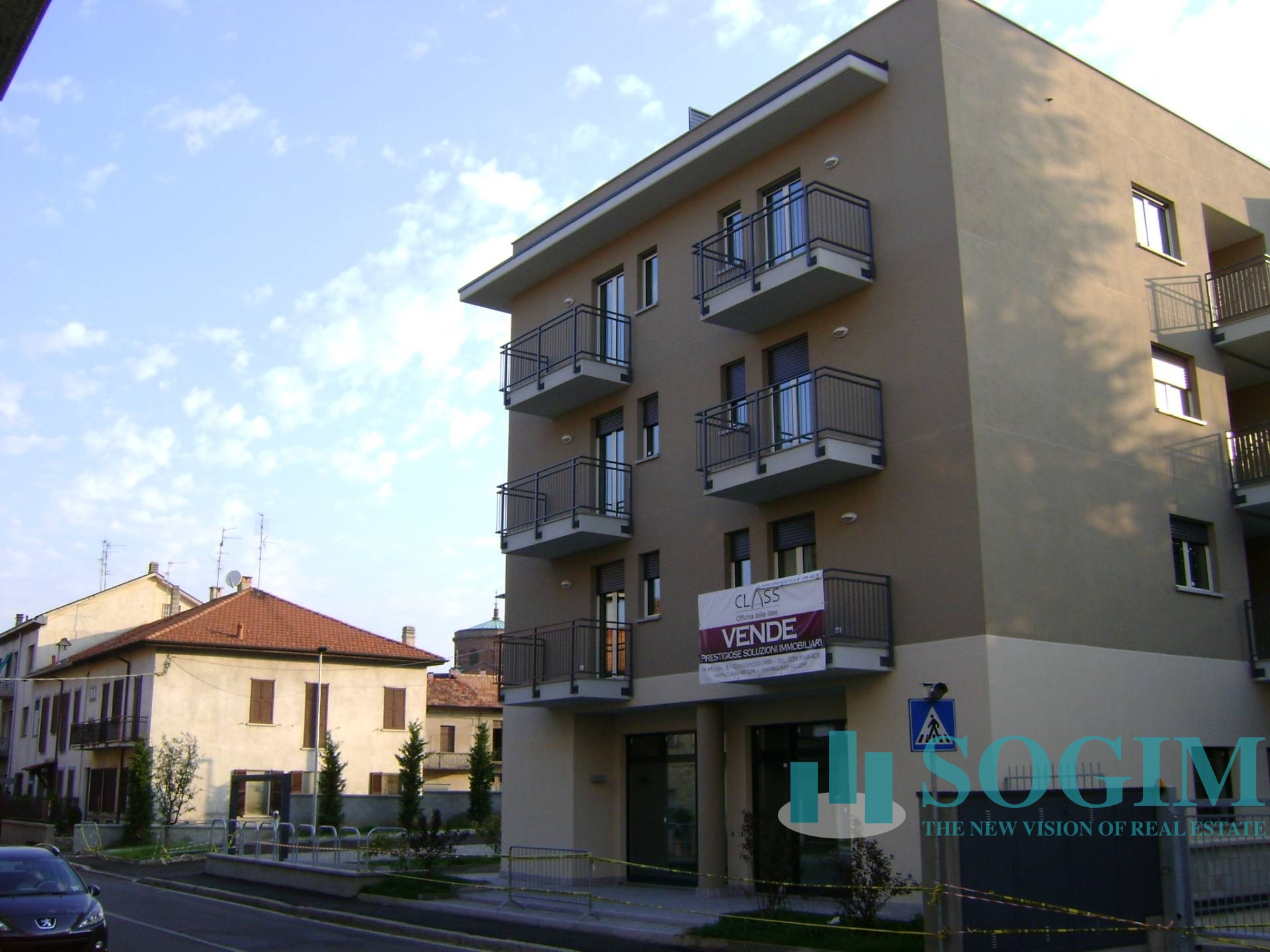 Immobile commerciale in vendita a Carugo