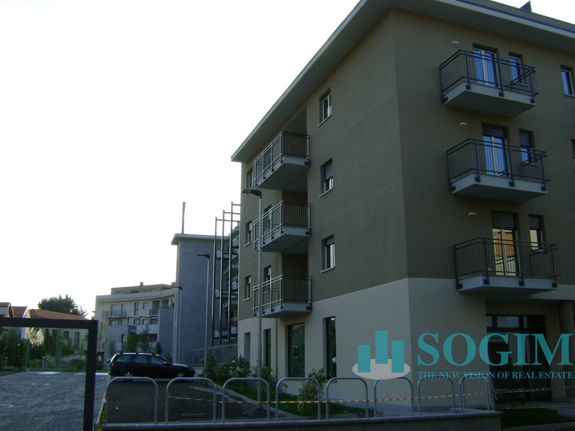 Immobile commerciale in vendita a Carugo