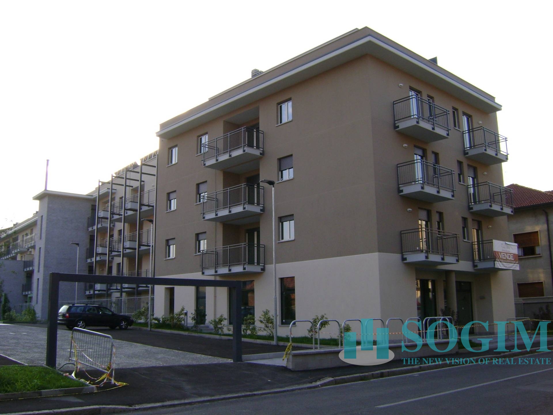 Immobile commerciale in vendita a Carugo