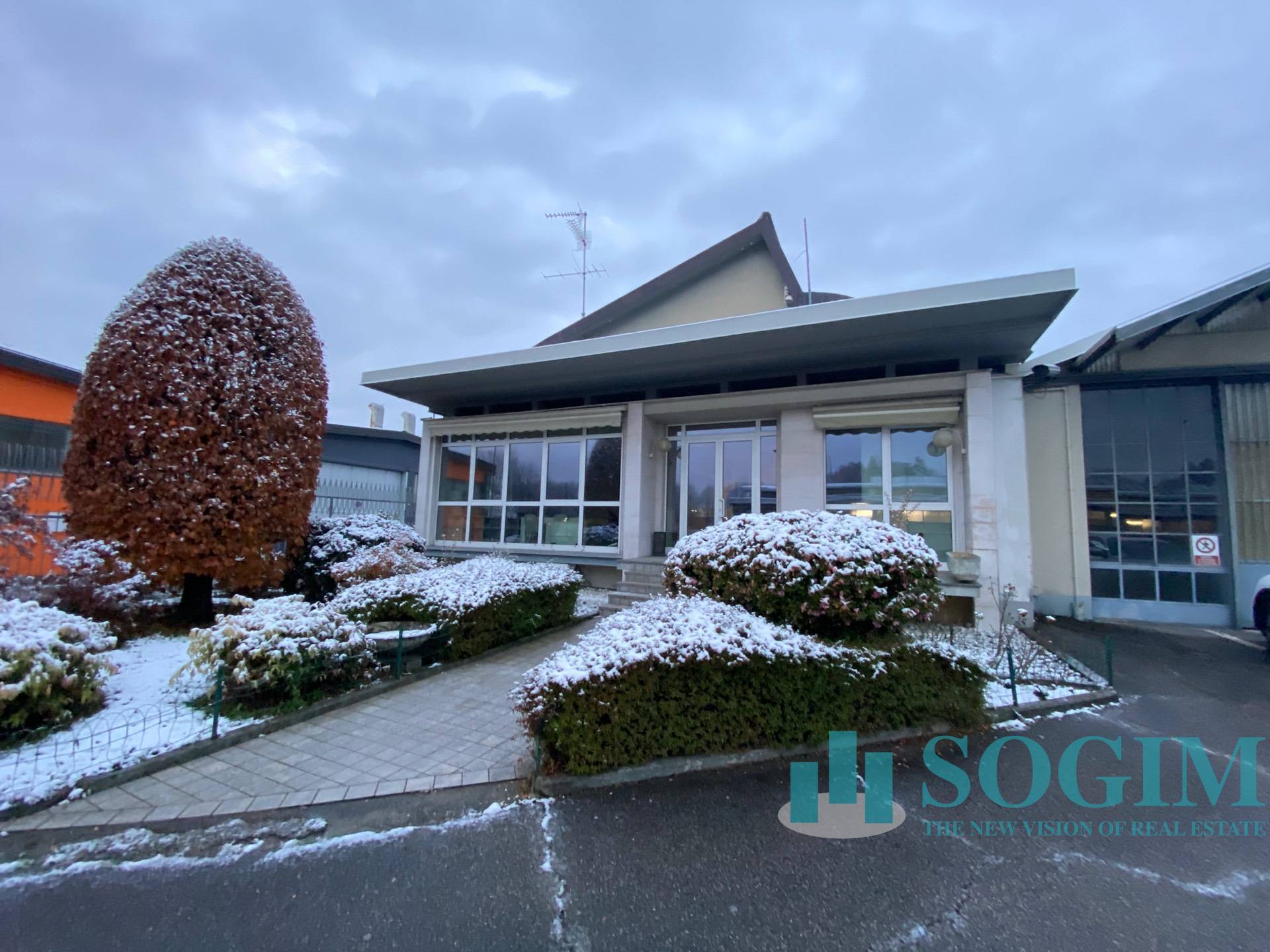 Capannone + Palazzina Uffici in vendita a Cant