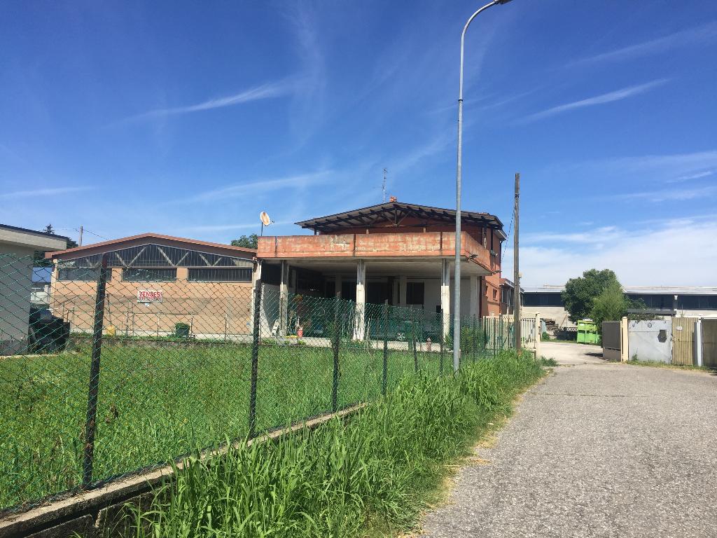 Capannone in vendita a Carugo