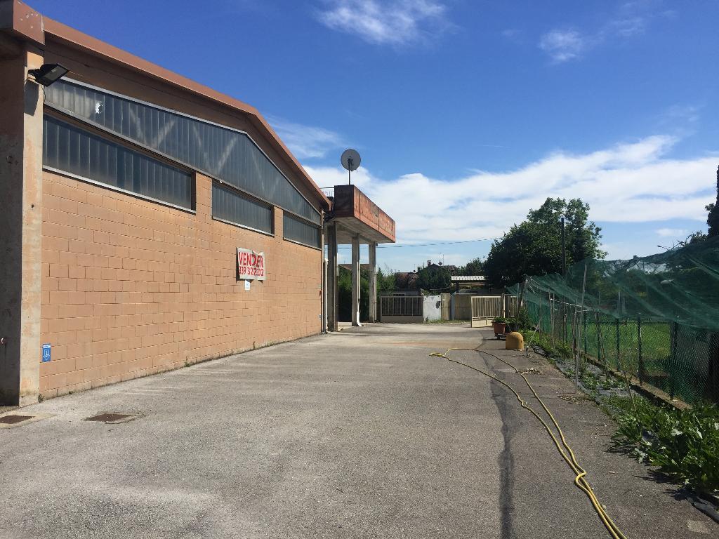 Capannone in vendita a Carugo