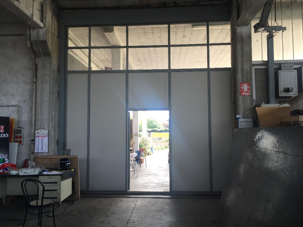 Capannone in vendita a Carugo