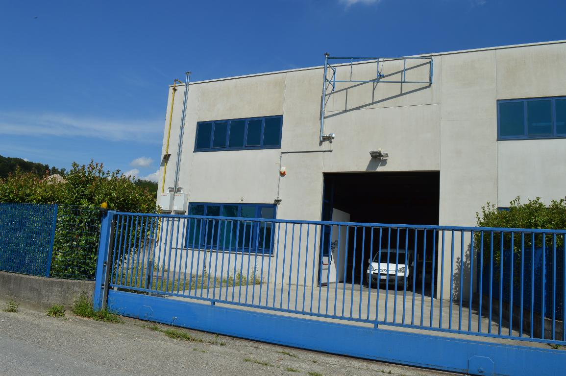 Capannone in vendita a Carugo