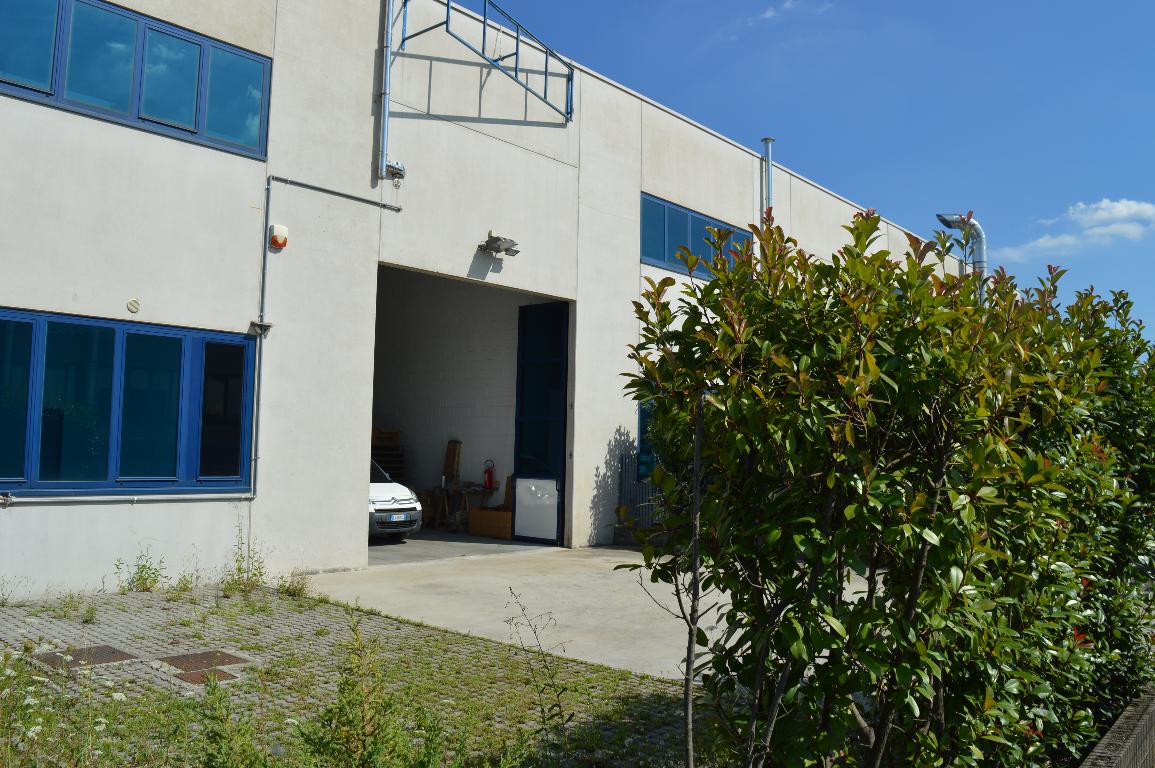 Capannone in vendita a Carugo