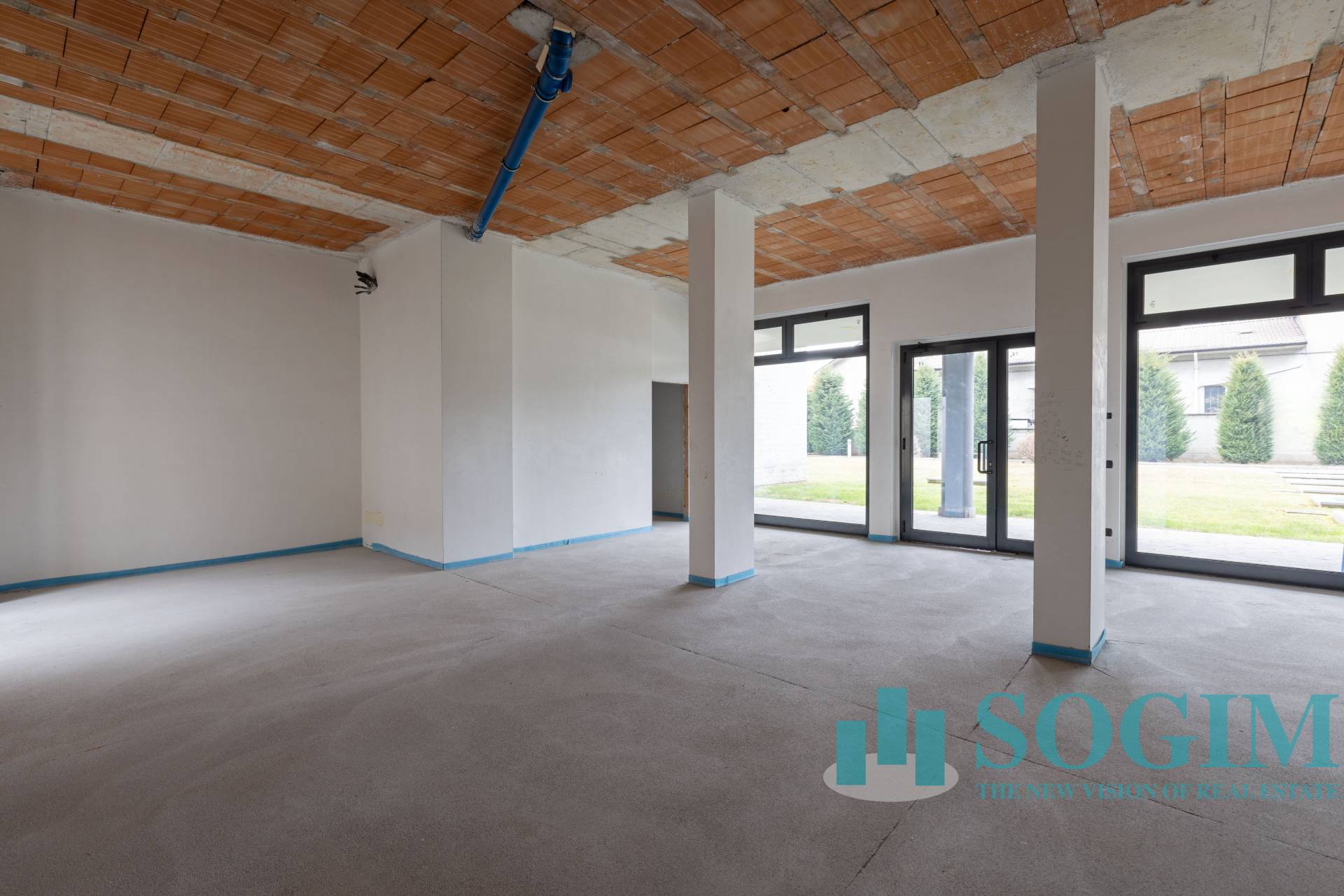 Negozio in vendita a Carugo