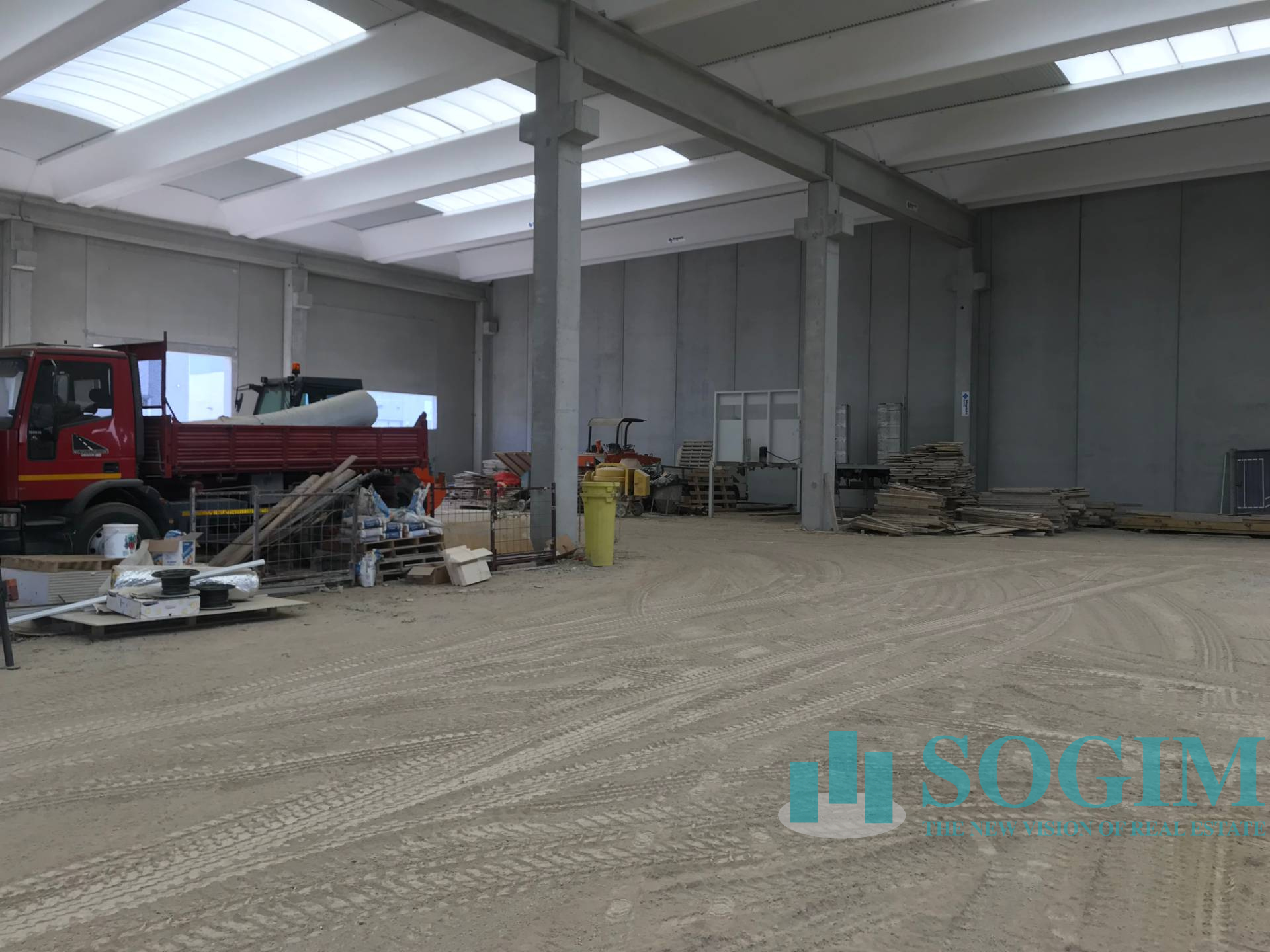 Capannone in vendita a Carugo