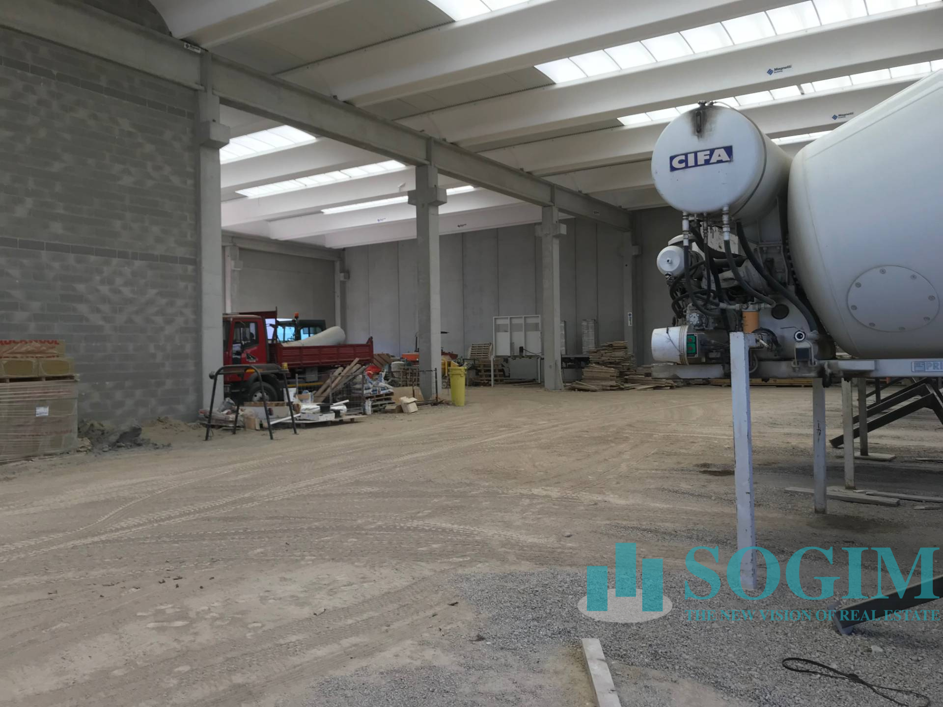 Capannone in vendita a Carugo