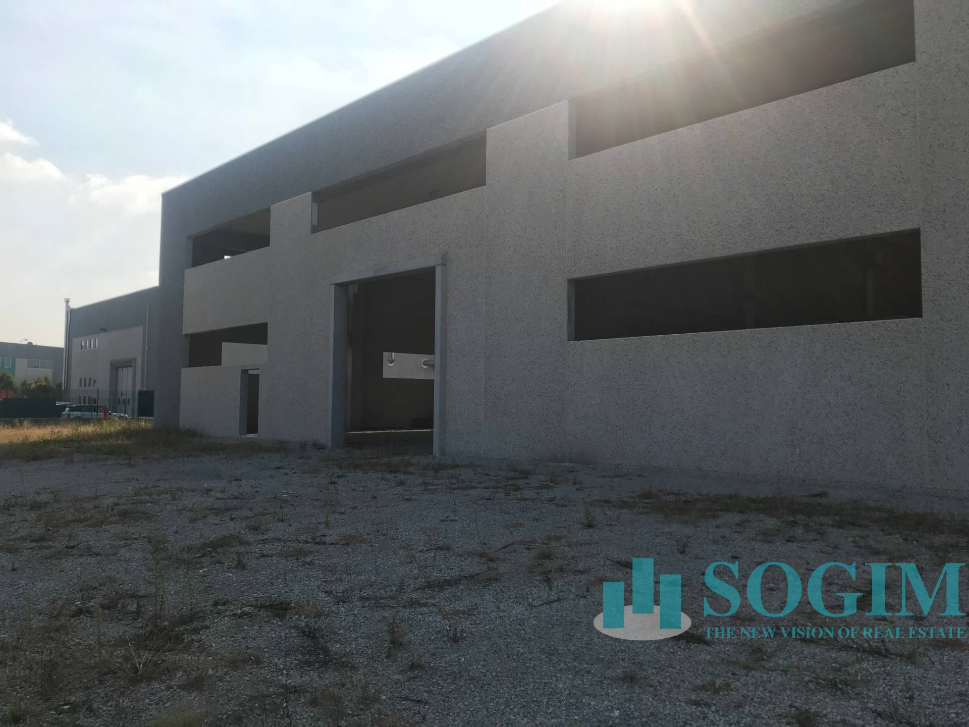 Capannone in vendita a Carugo