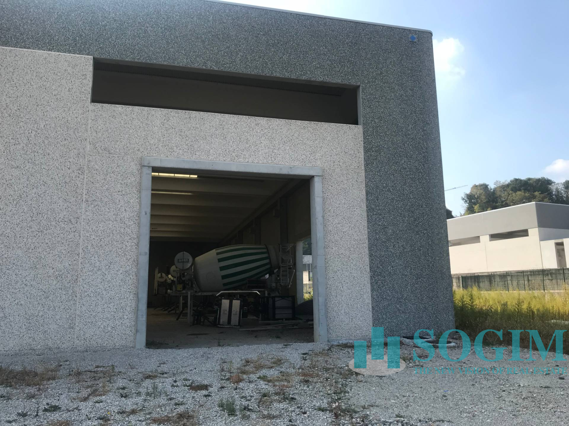 Capannone in vendita a Carugo