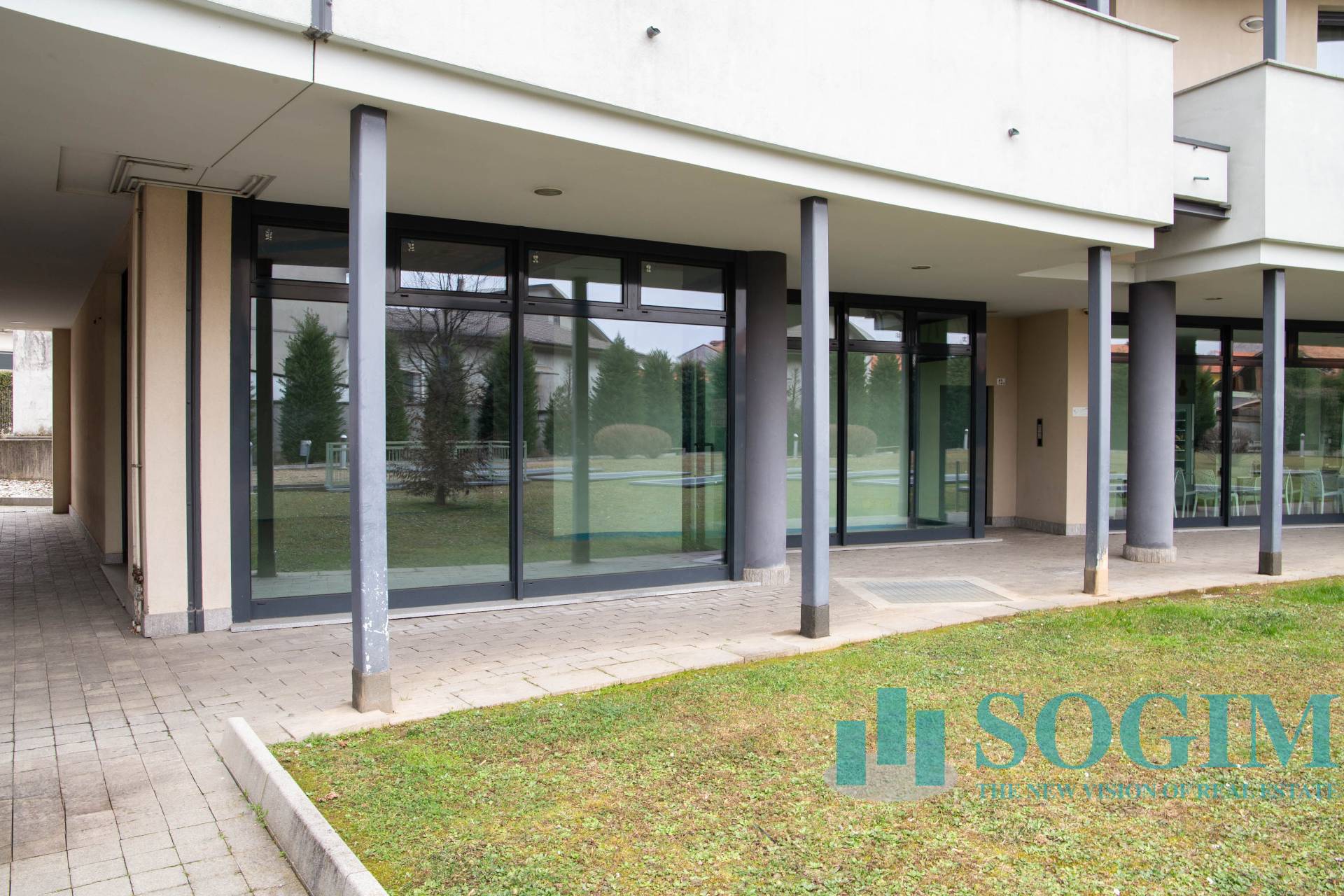 Negozio in vendita a Carugo