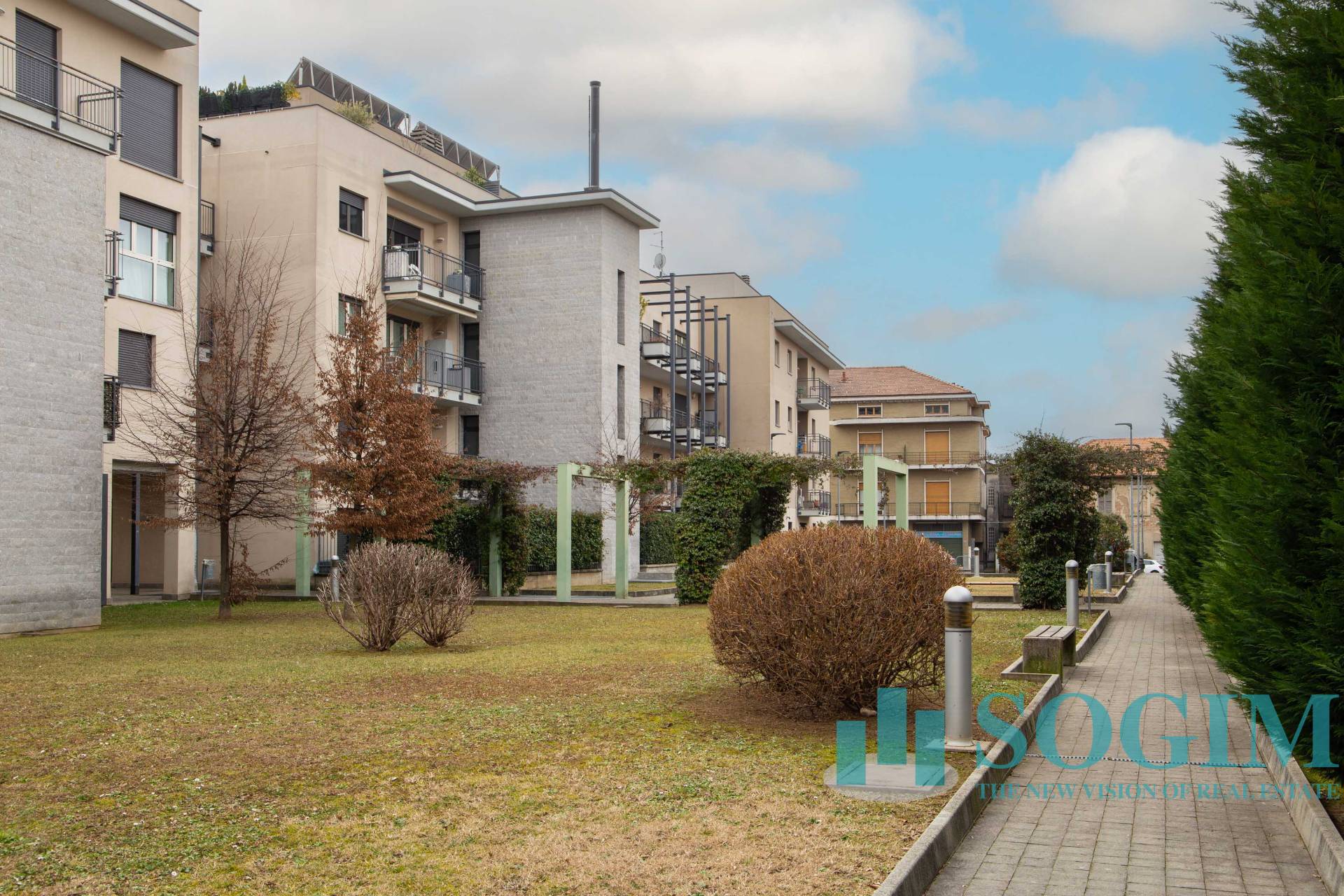 Negozio in affitto a Carugo