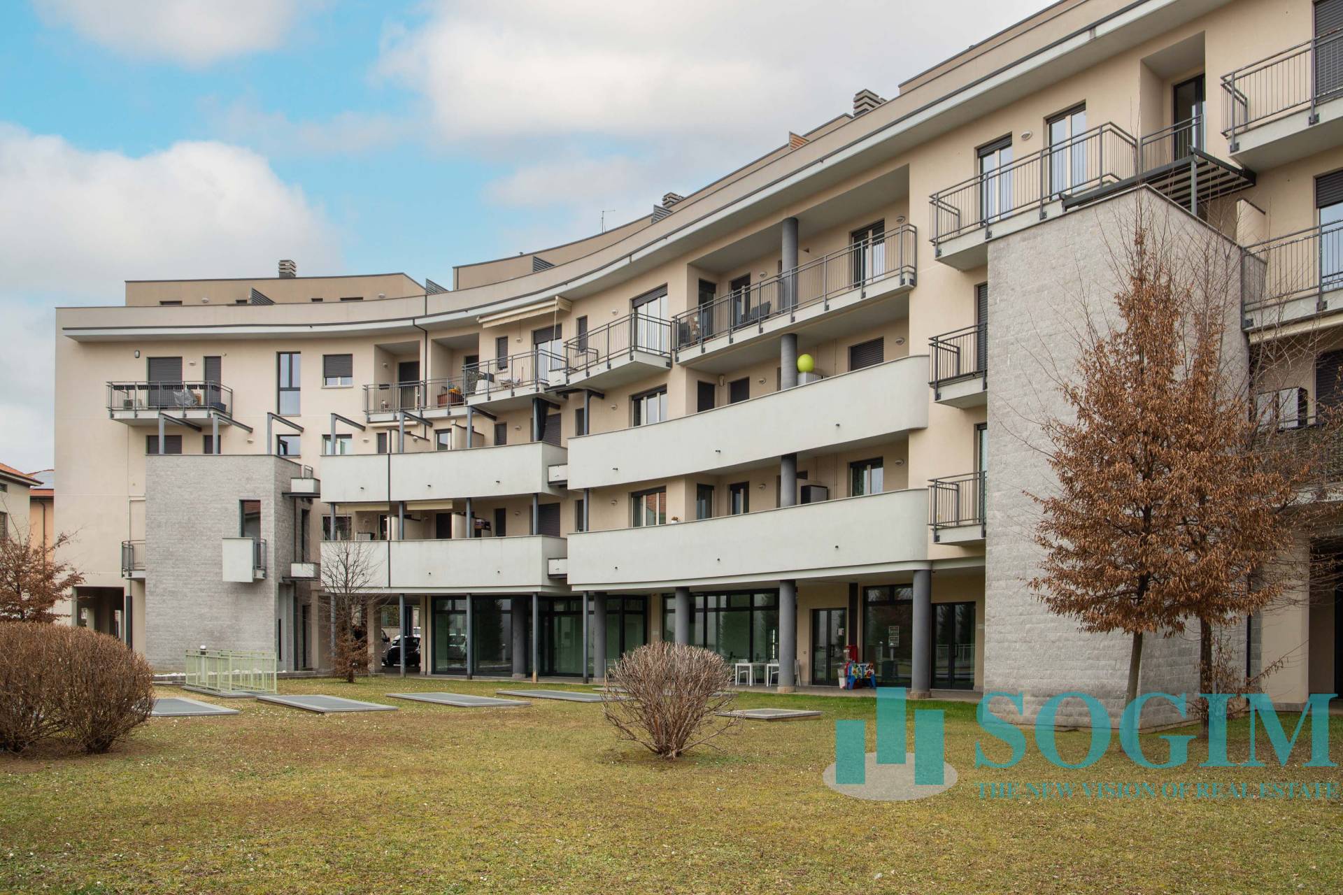 Negozio in affitto a Carugo