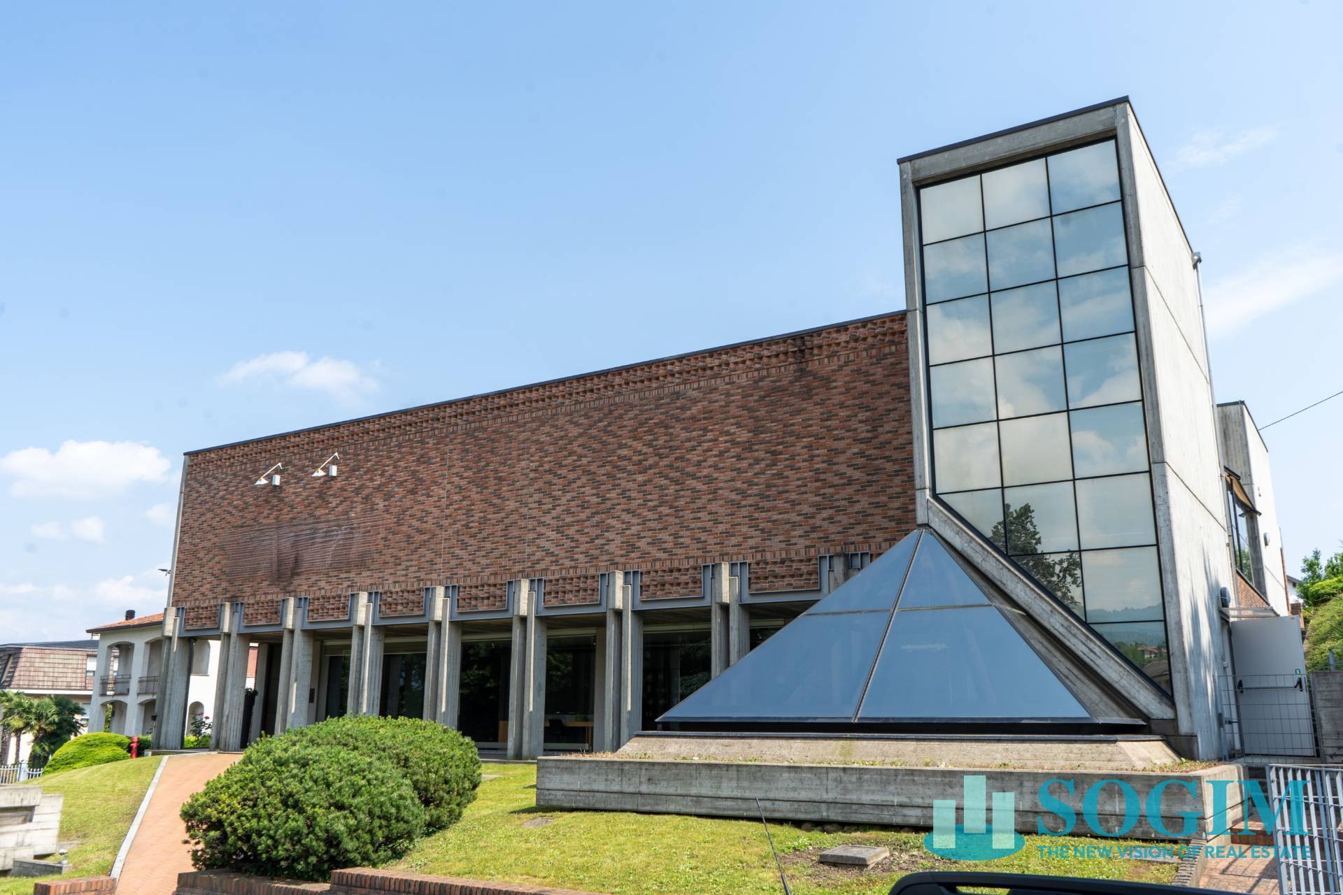 Immobile commerciale in affitto a Alzate Brianza