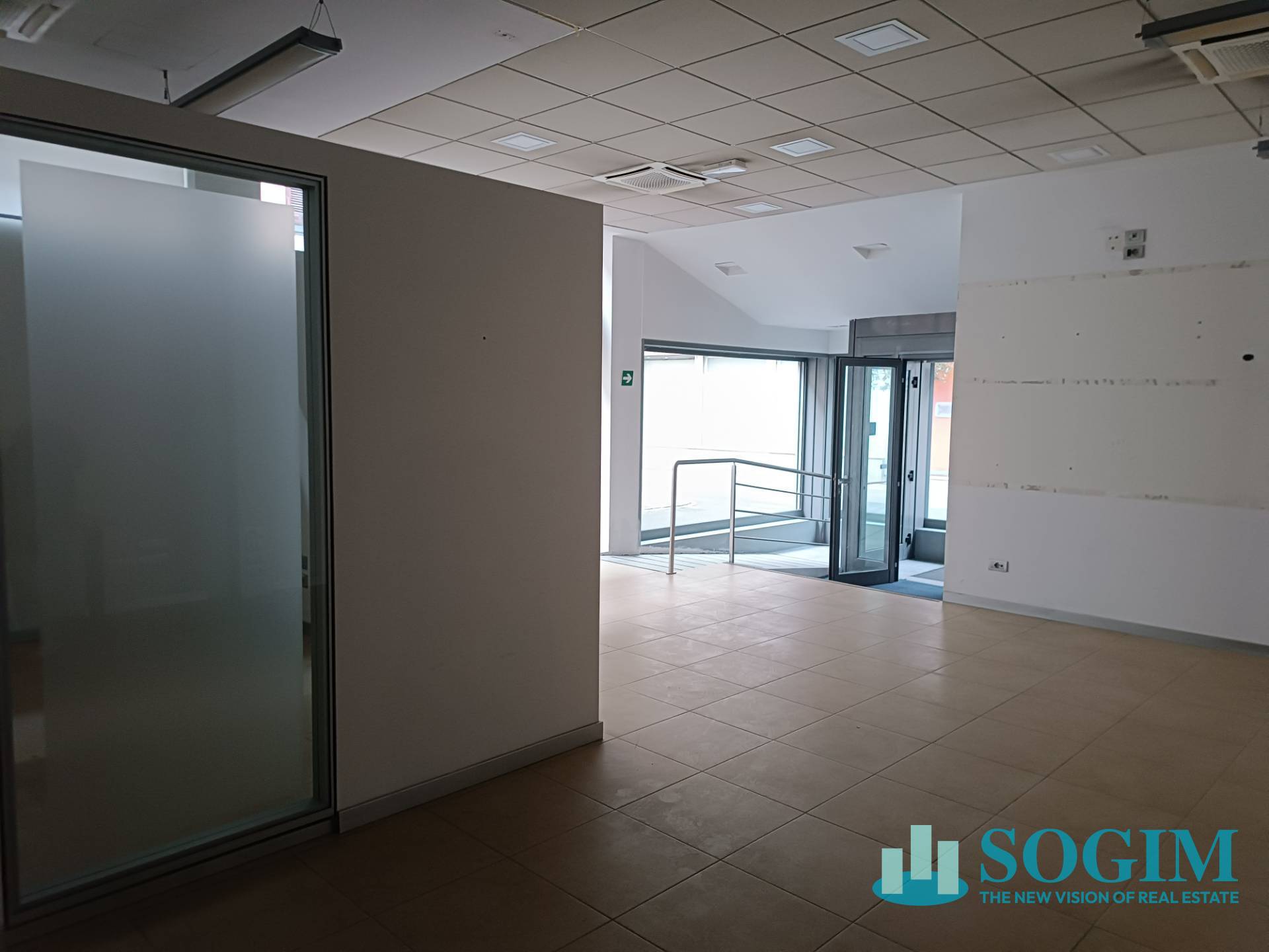 Immobile commerciale in affitto a Lurate Caccivio