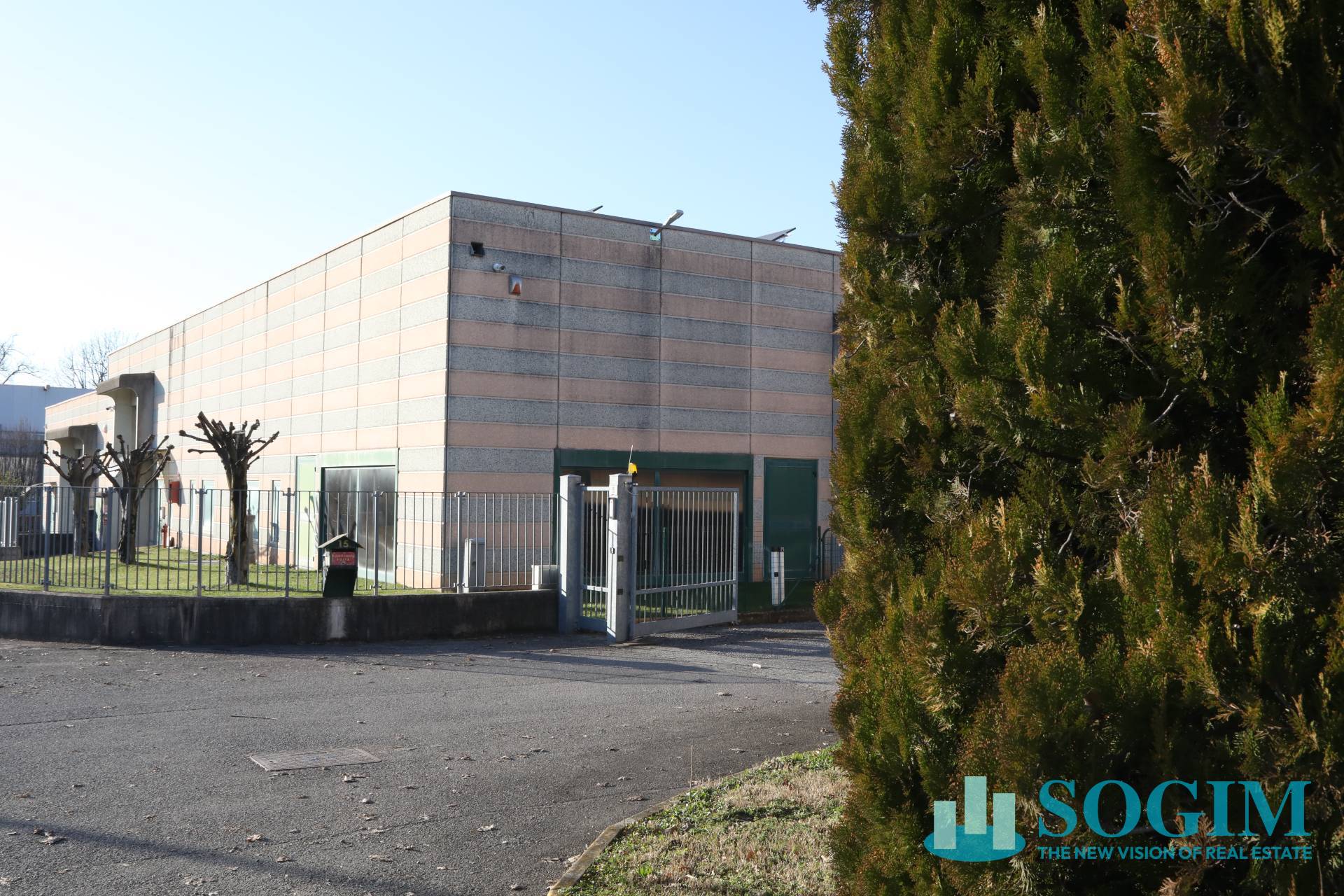 Capannone in vendita a Brenna