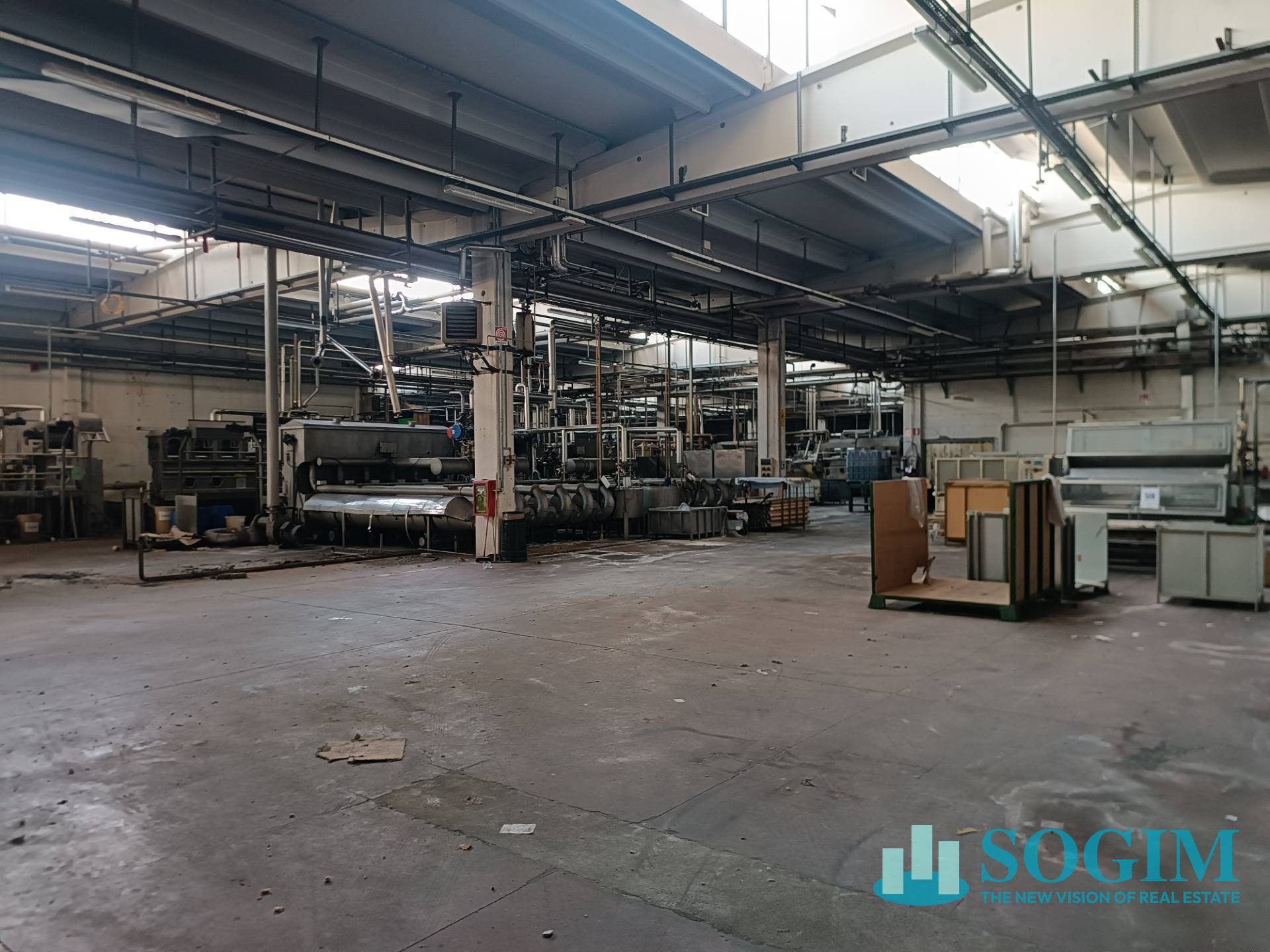 Capannone in vendita a Casnate con Bernate