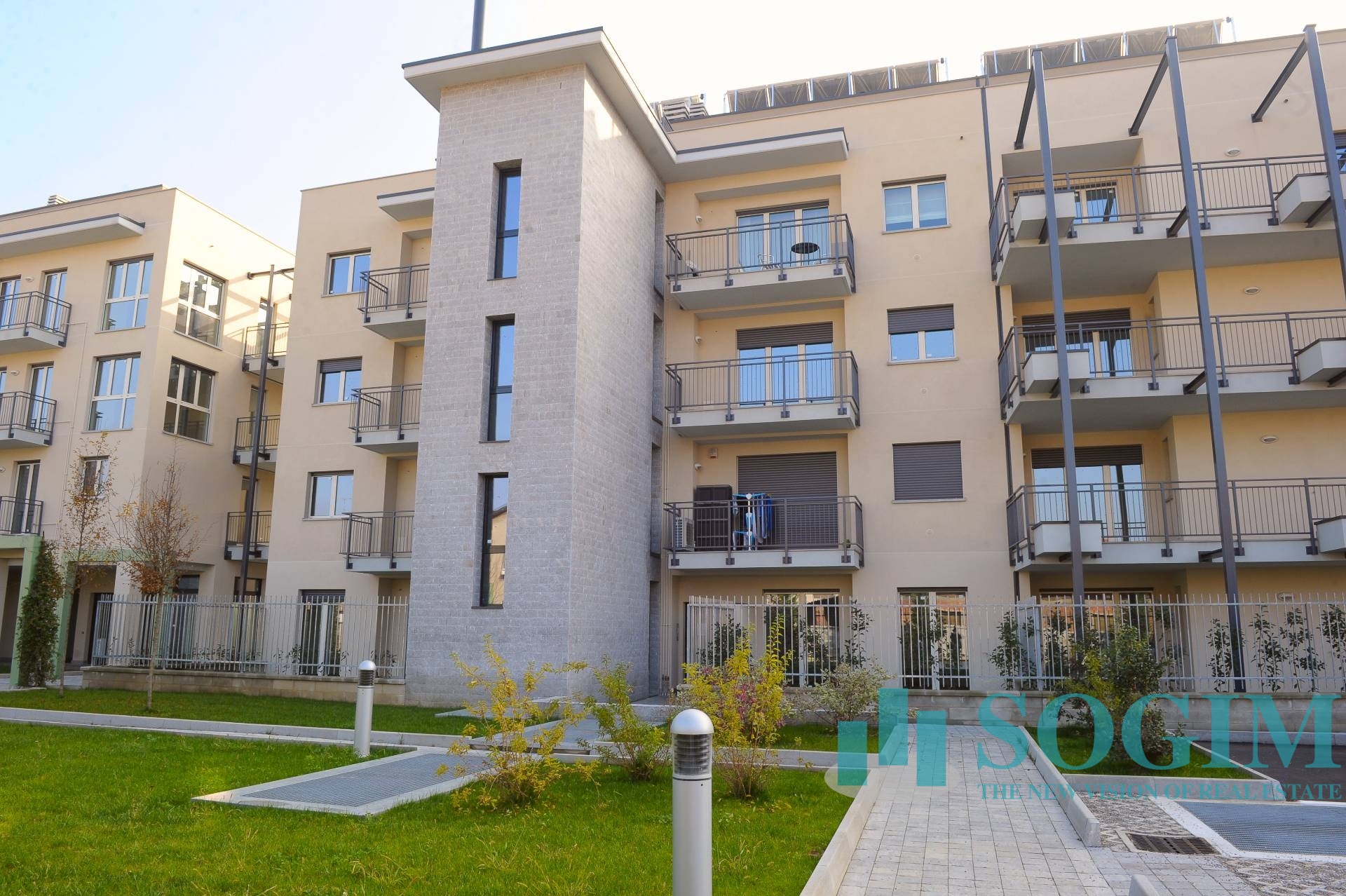 Immobile commerciale in vendita a Carugo