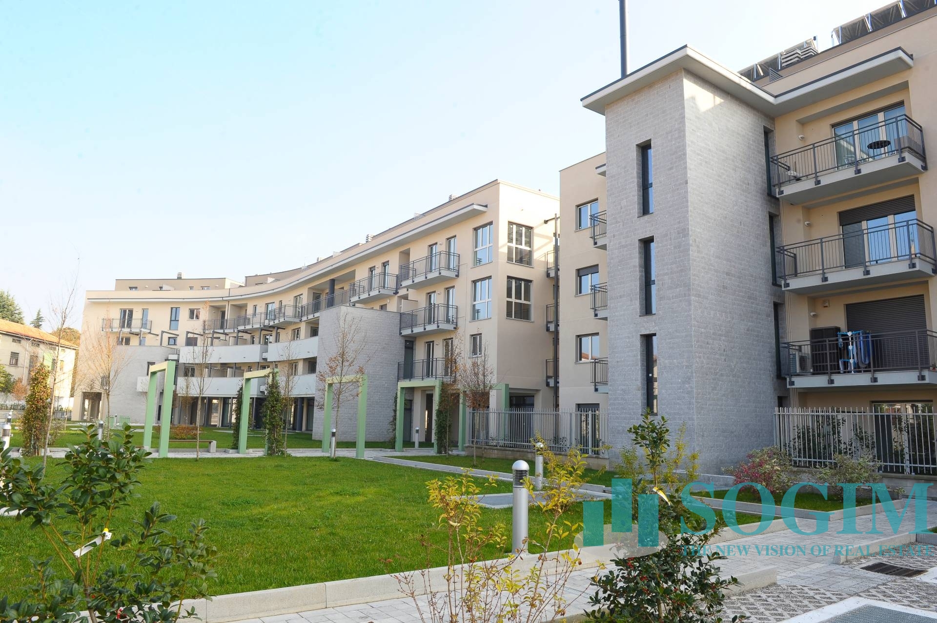 Immobile commerciale in vendita a Carugo