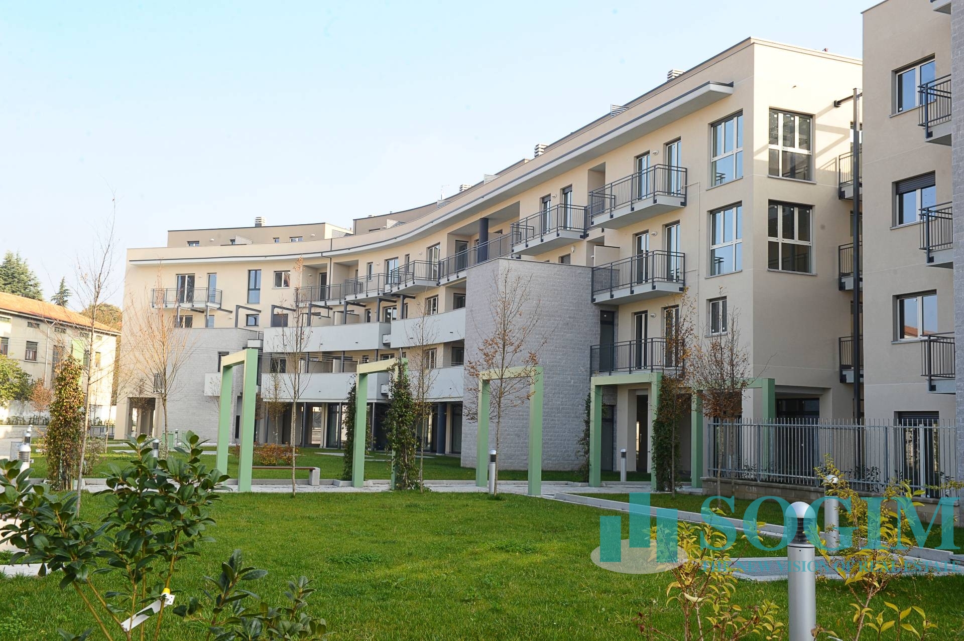 Immobile commerciale in vendita a Carugo