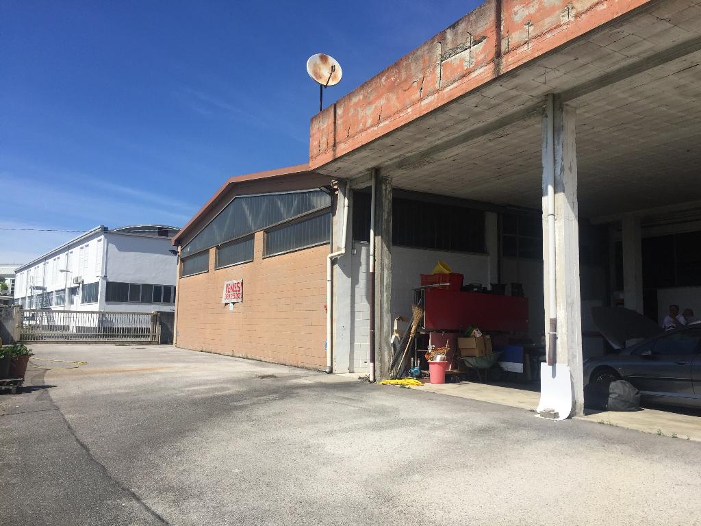 Capannone in vendita a Carugo