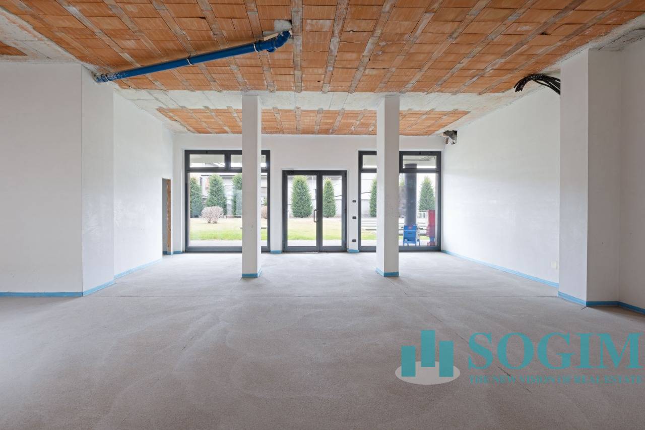 Negozio in vendita a Carugo