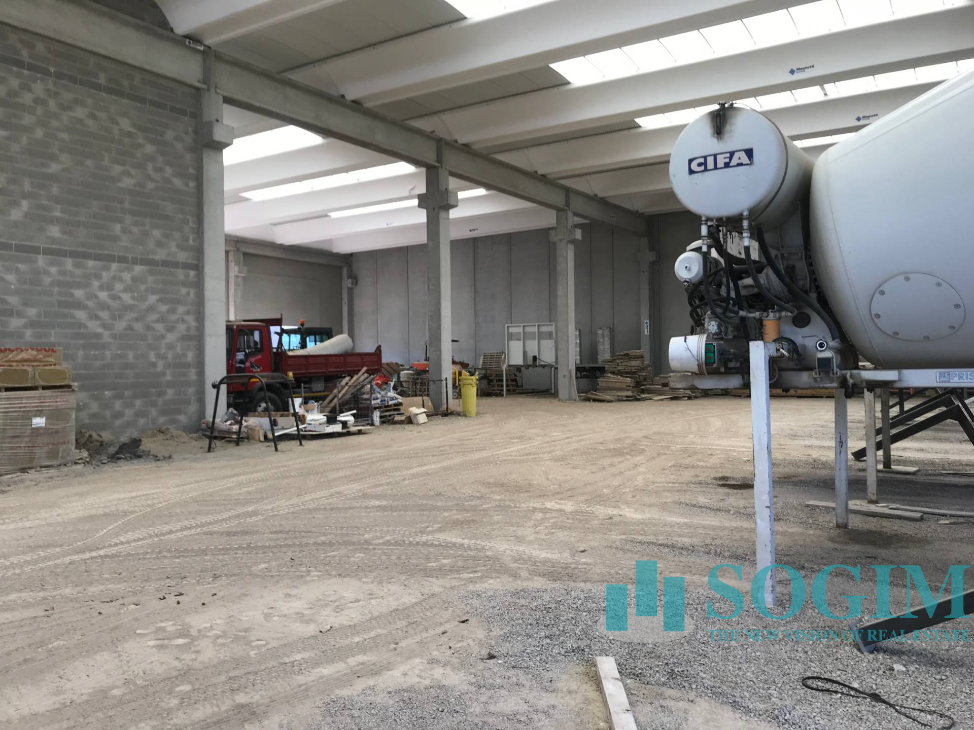 Capannone in vendita a Carugo