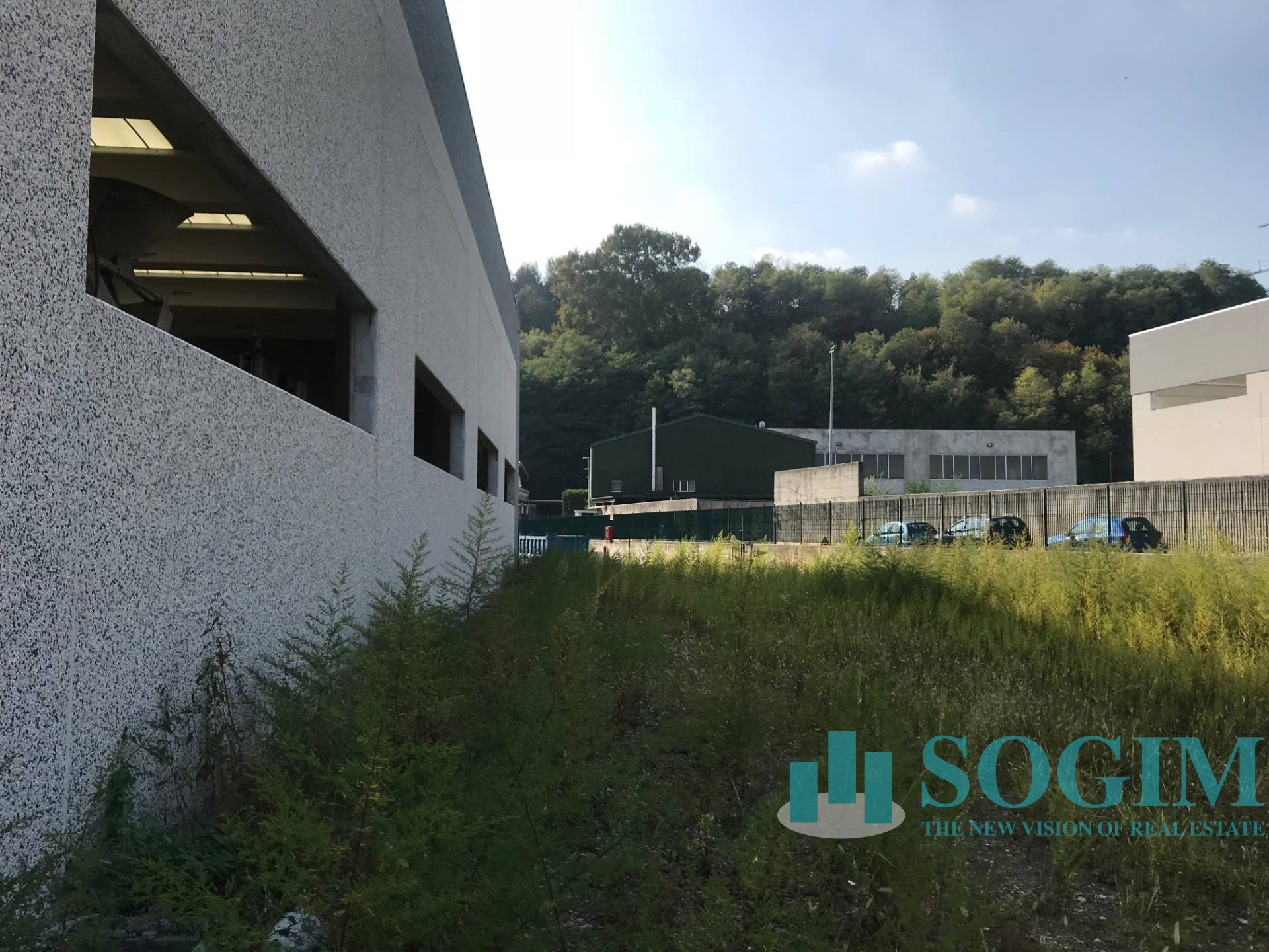 Capannone in vendita a Carugo