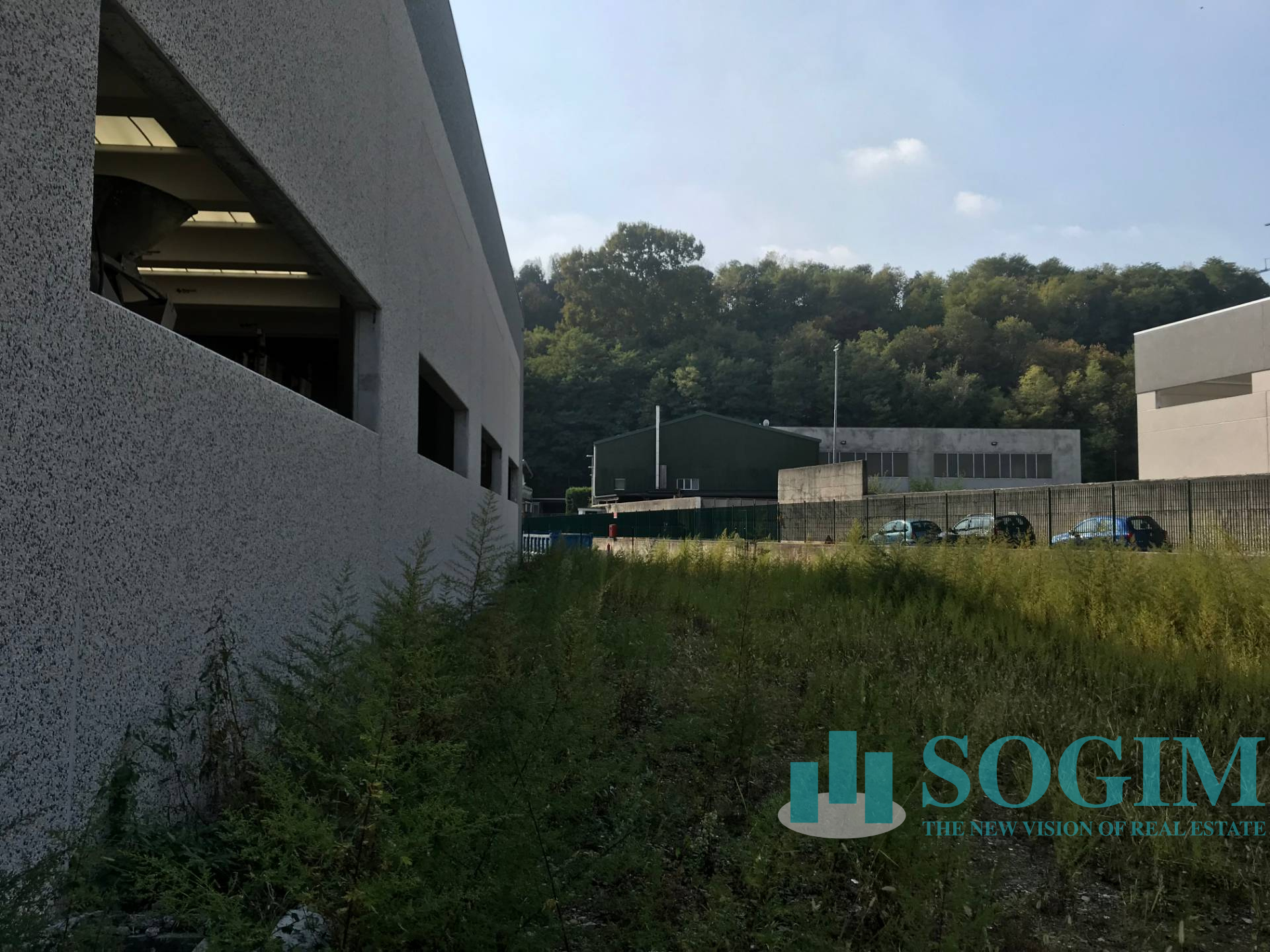 Capannone in vendita a Carugo