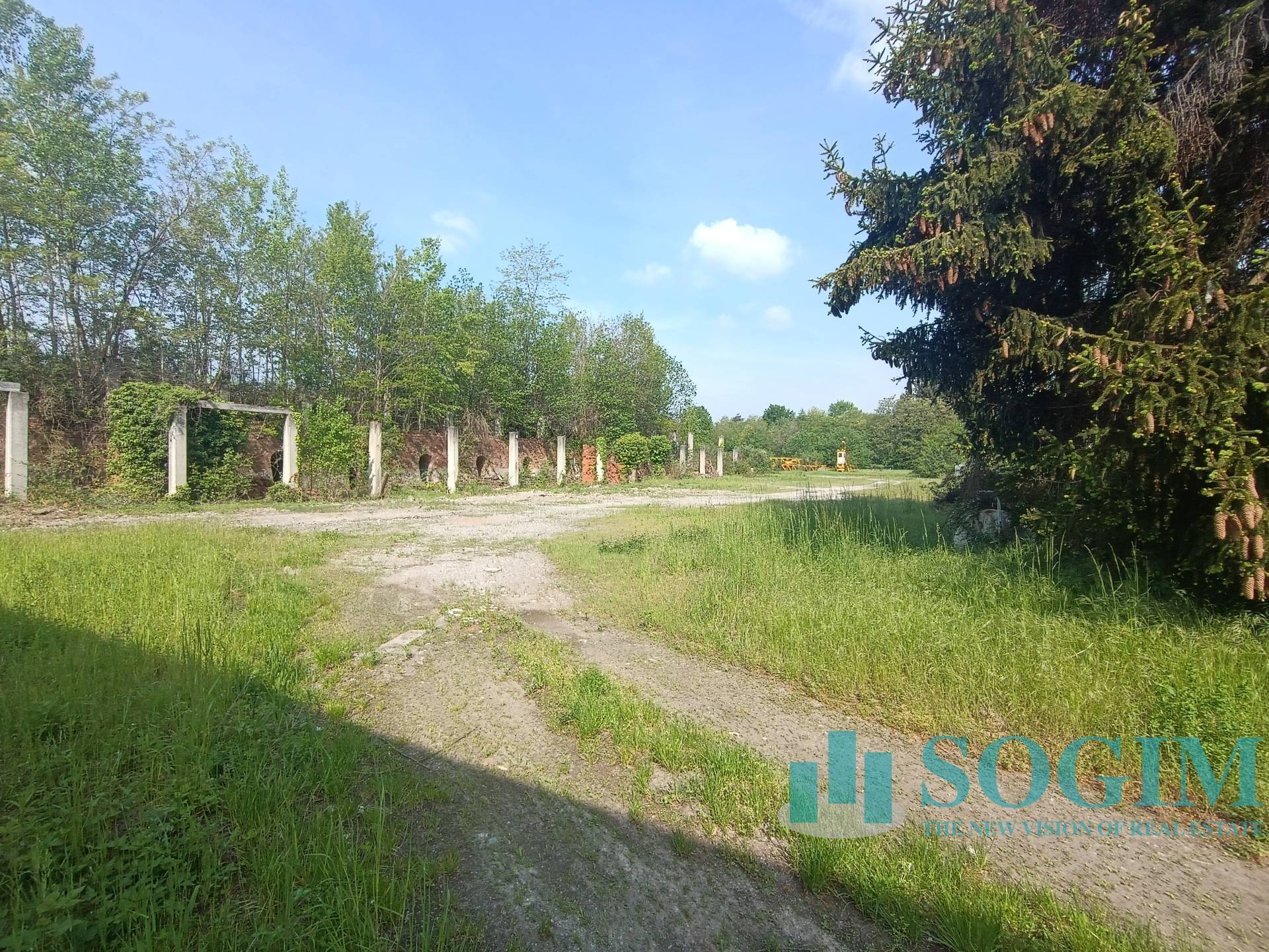 Terreno commerciale in vendita a Oltrona di San Mamette