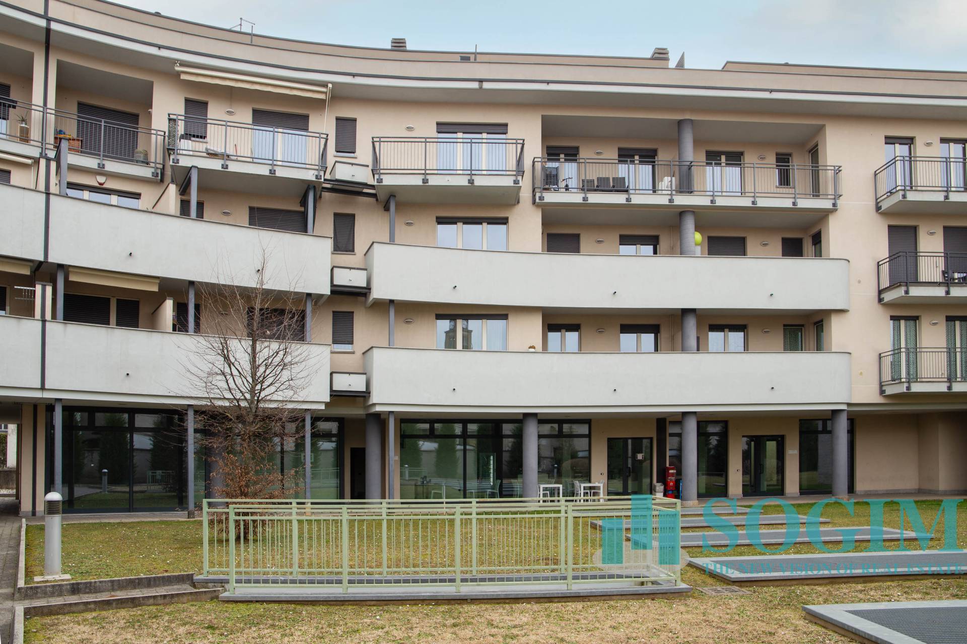 Negozio in vendita a Carugo