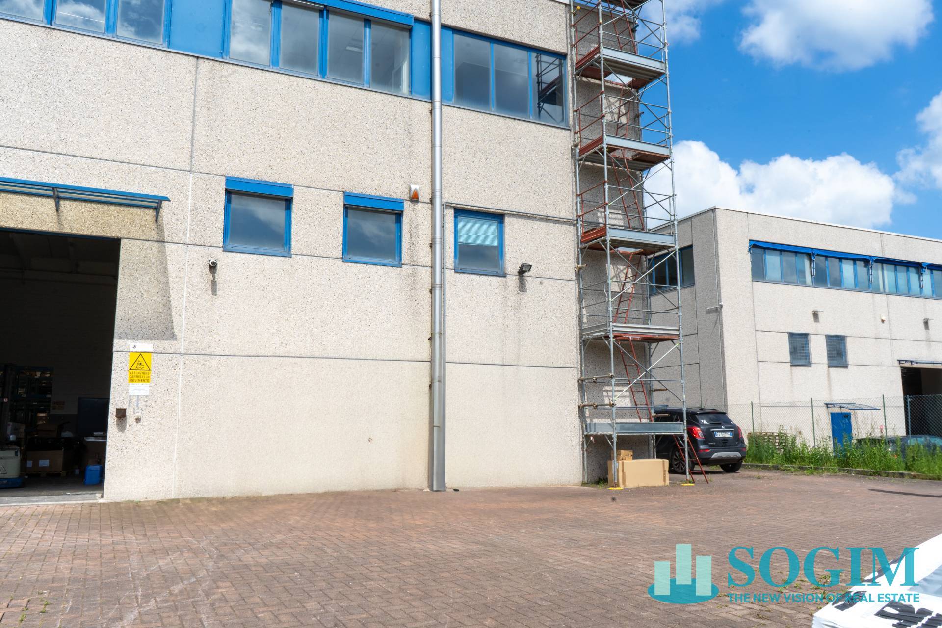 Capannone + Palazzina Uffici in vendita a Albese con Cassano