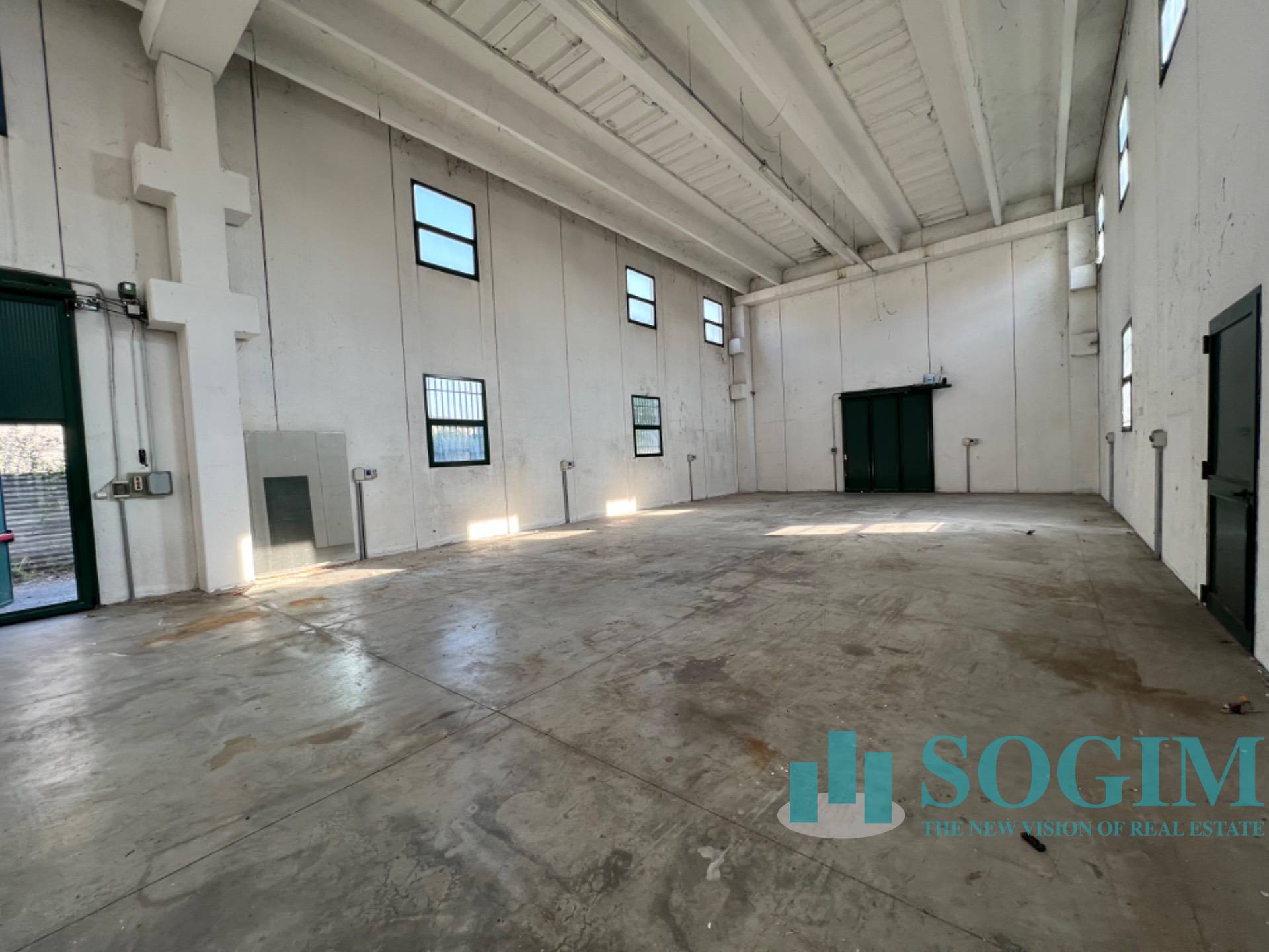 Capannone in affitto a Mariano Comense