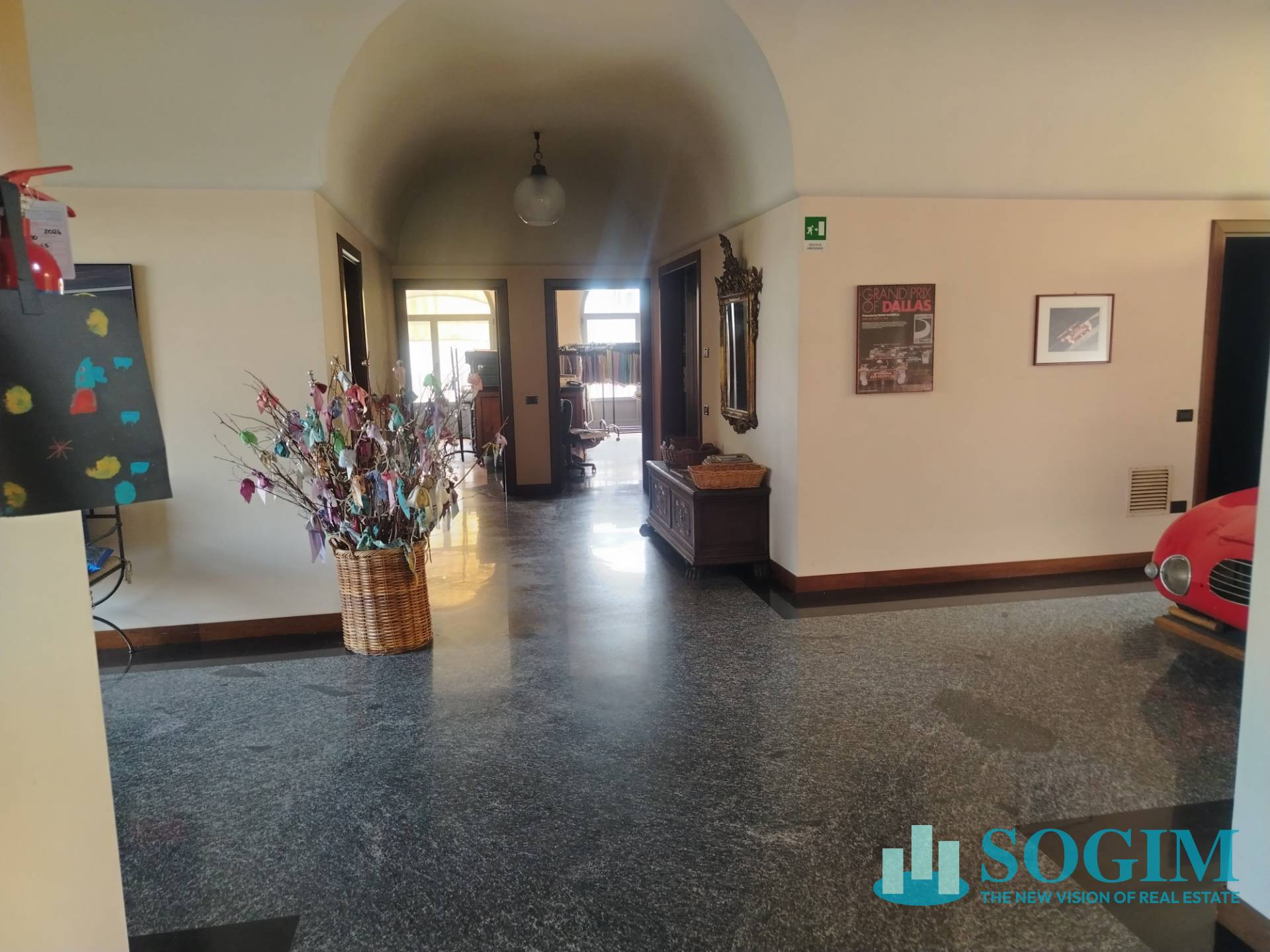 Capannone + Palazzina Uffici in vendita a Villa Guardia