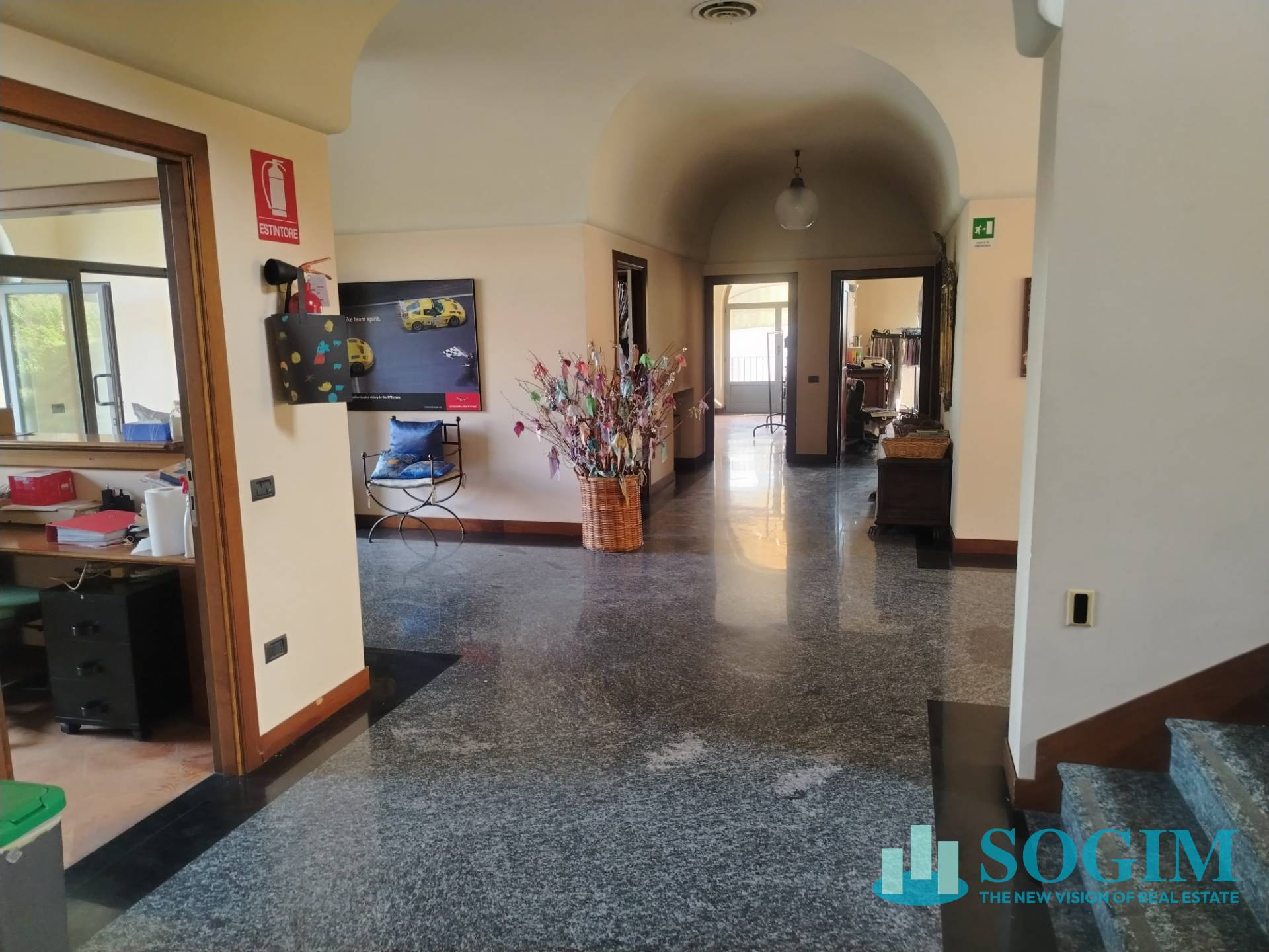 Capannone + Palazzina Uffici in vendita a Villa Guardia