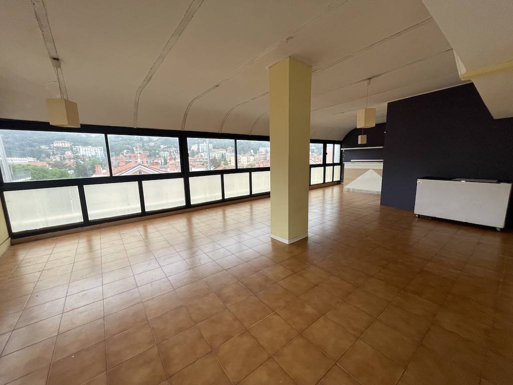 Locale commerciale in vendita a Bordighera