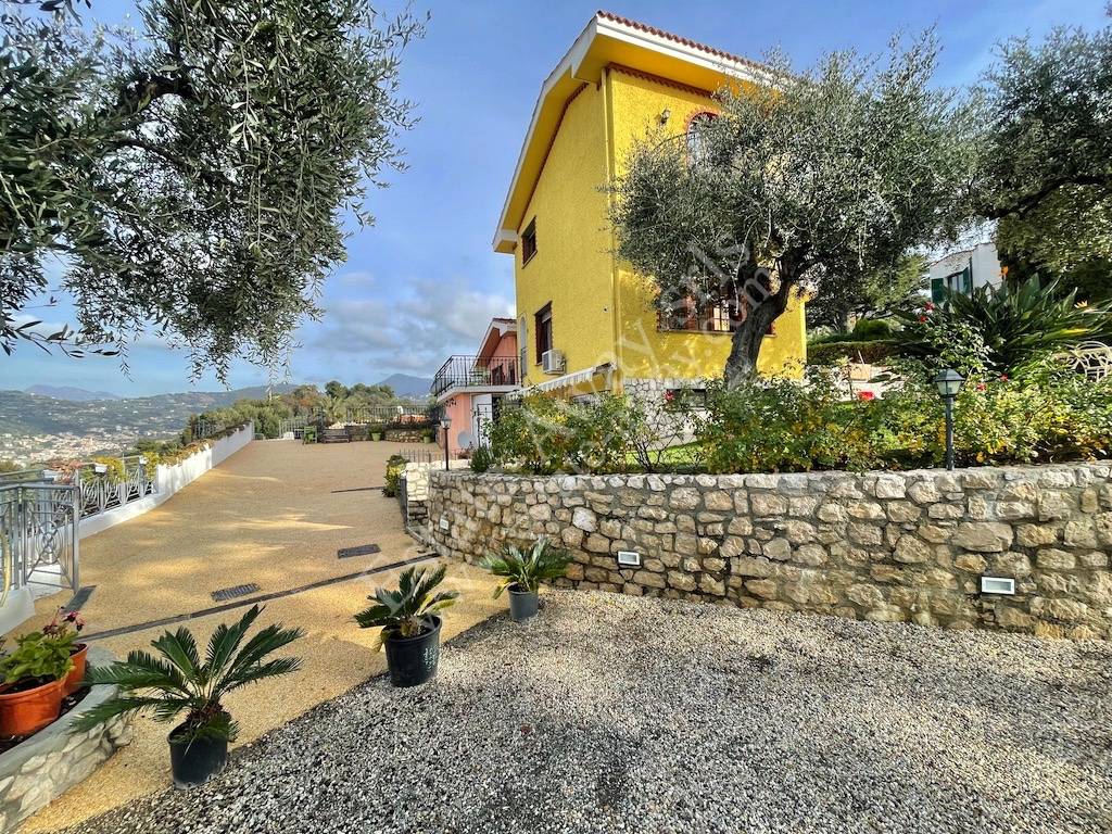 Villa in vendita a Bordighera